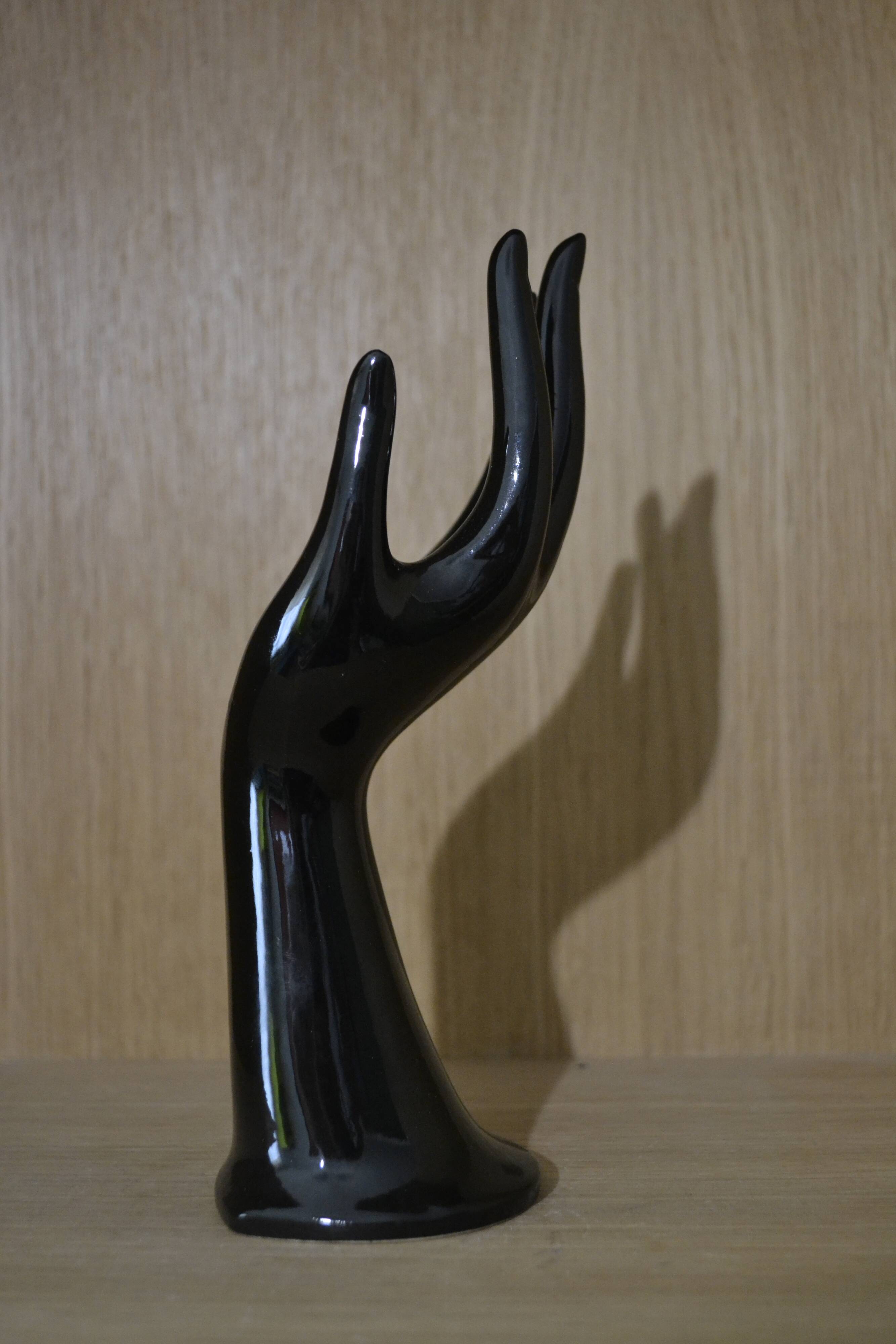 Hand black ring soliflore