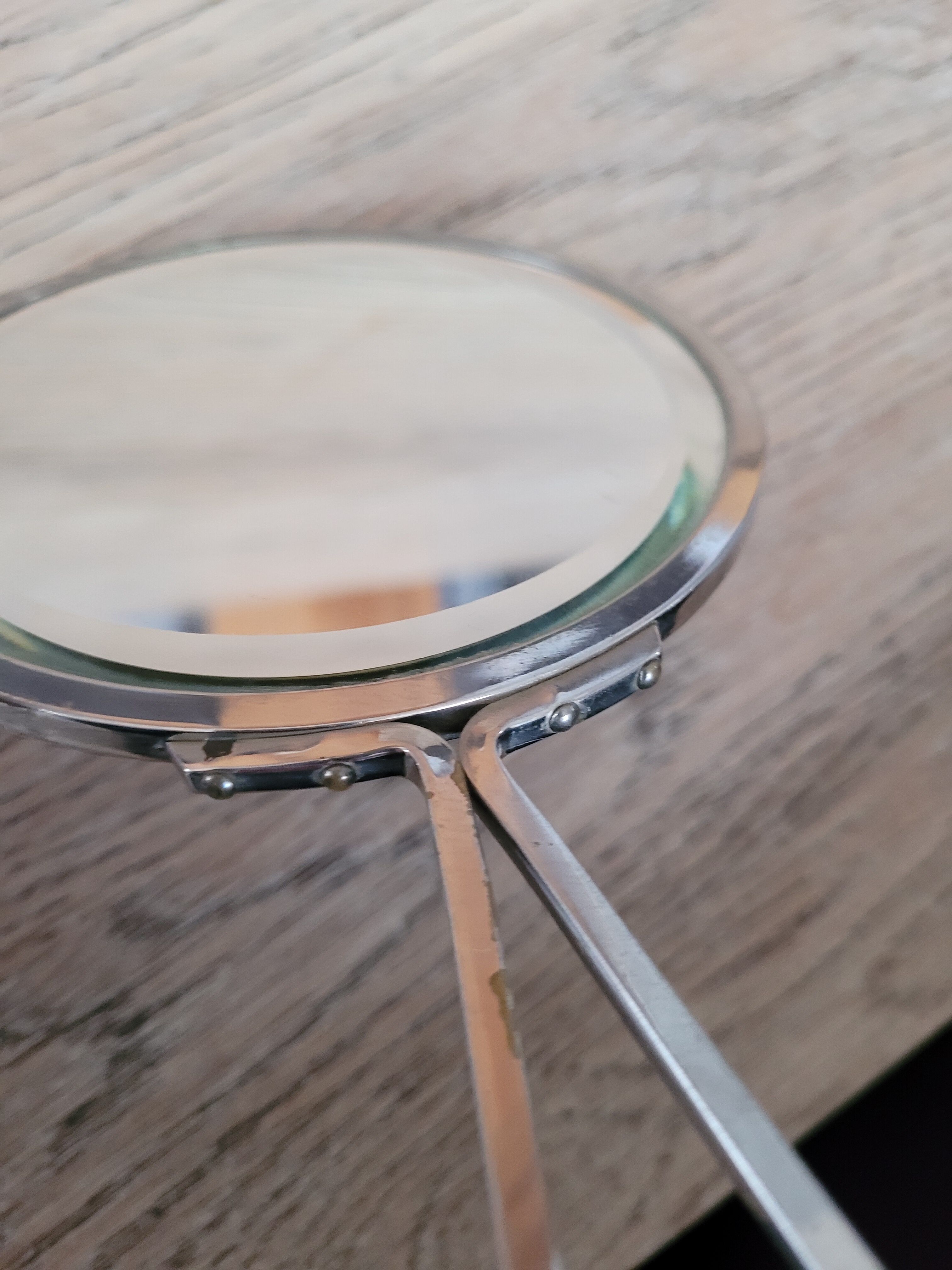 Mirror "face to hand" in chromed metal