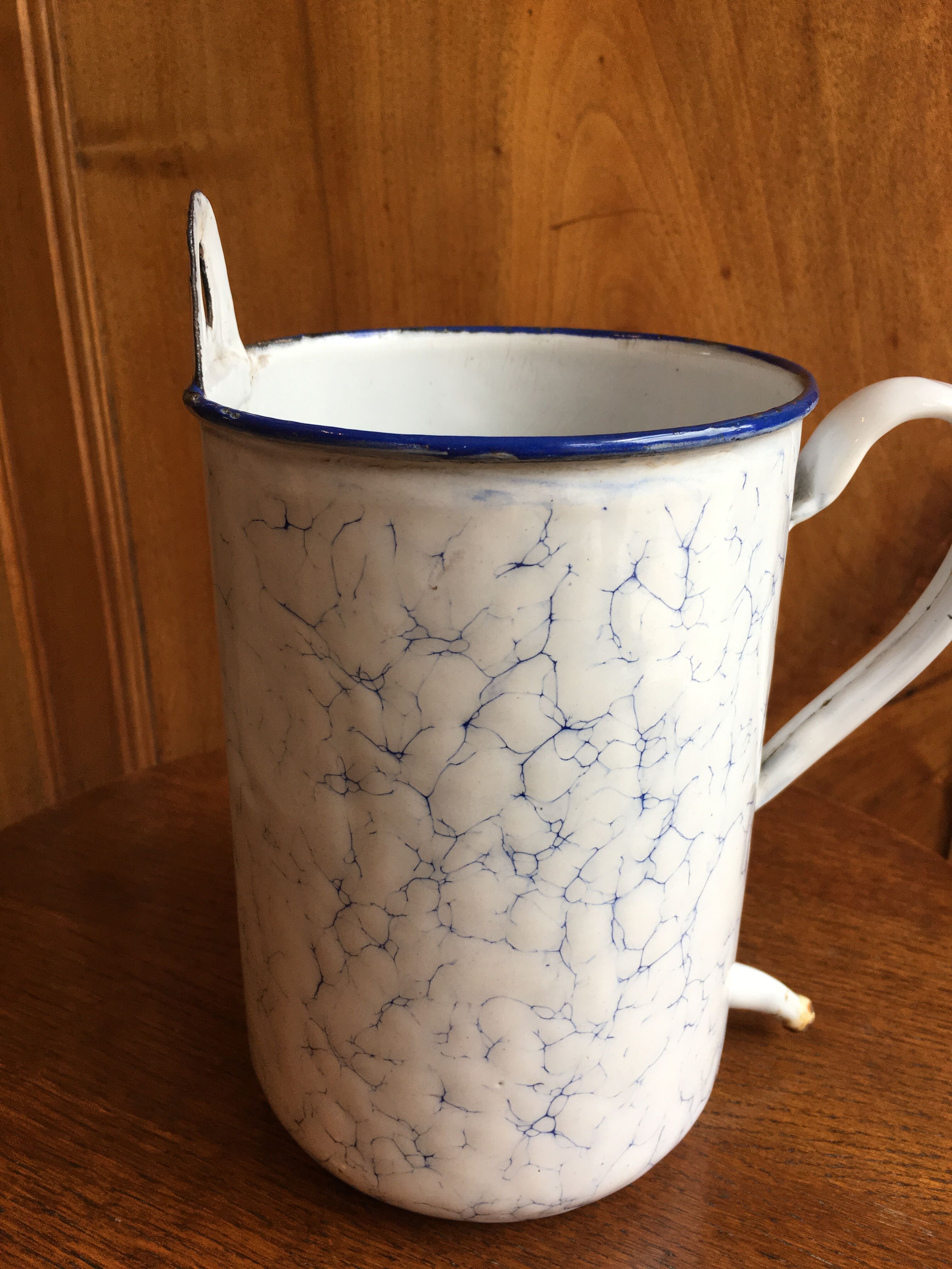 Fountain in old enamelled sheet metal