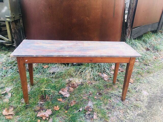 Pretty narrow table in pretty pattine 1900s in walnut trees