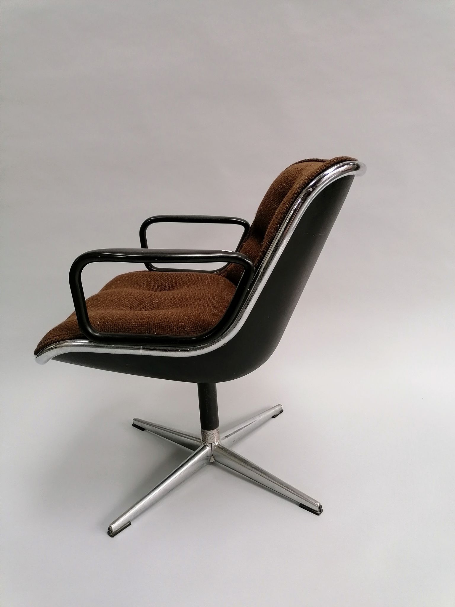 Fauteuil "executive chair" de Charles Pollock, édition Knoll 1er serie
