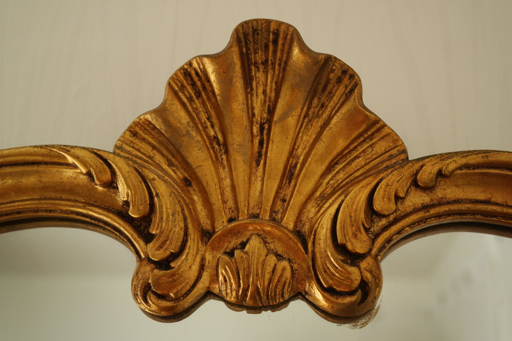 Miroir rocaille style Louis XV artisanal en bois doré XXème 80X65