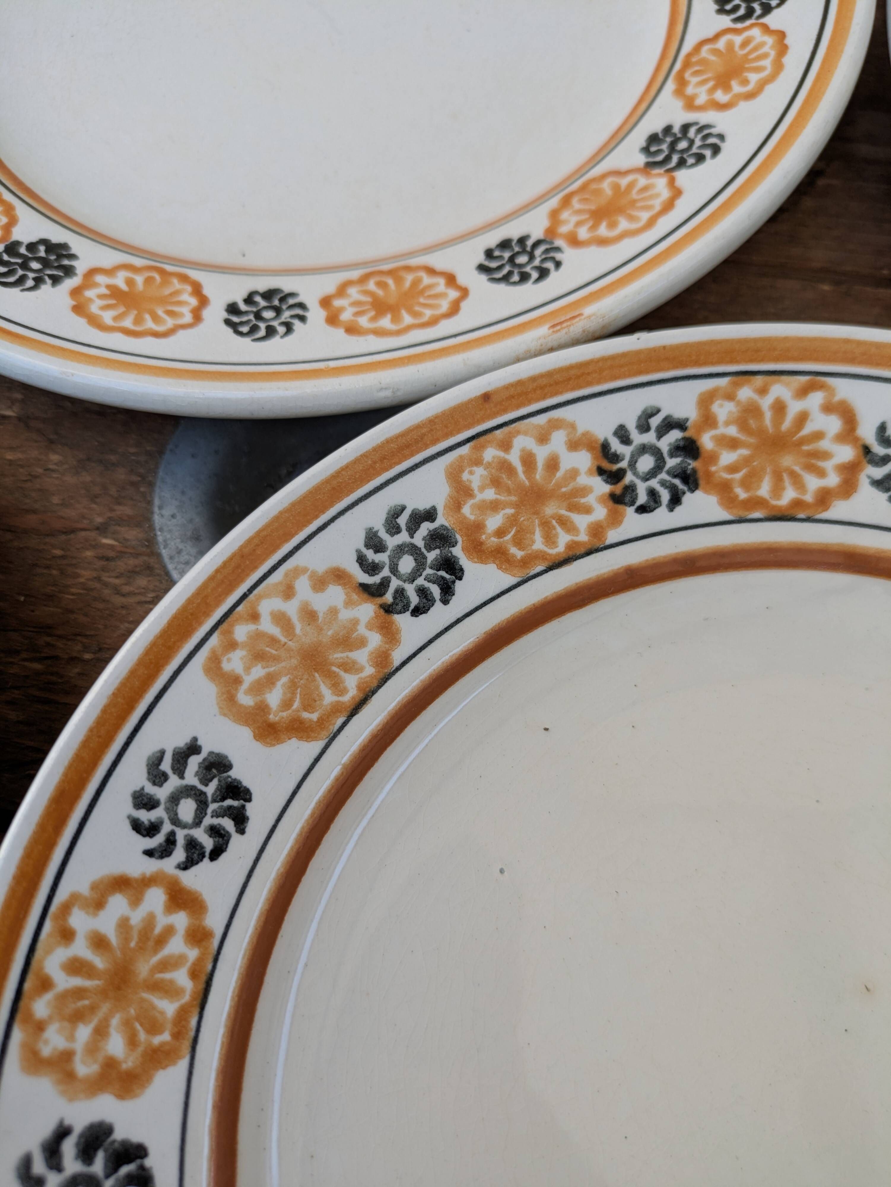 10 dessert plates Saint Amand Amandinoise frilled with orange and black flowers.
