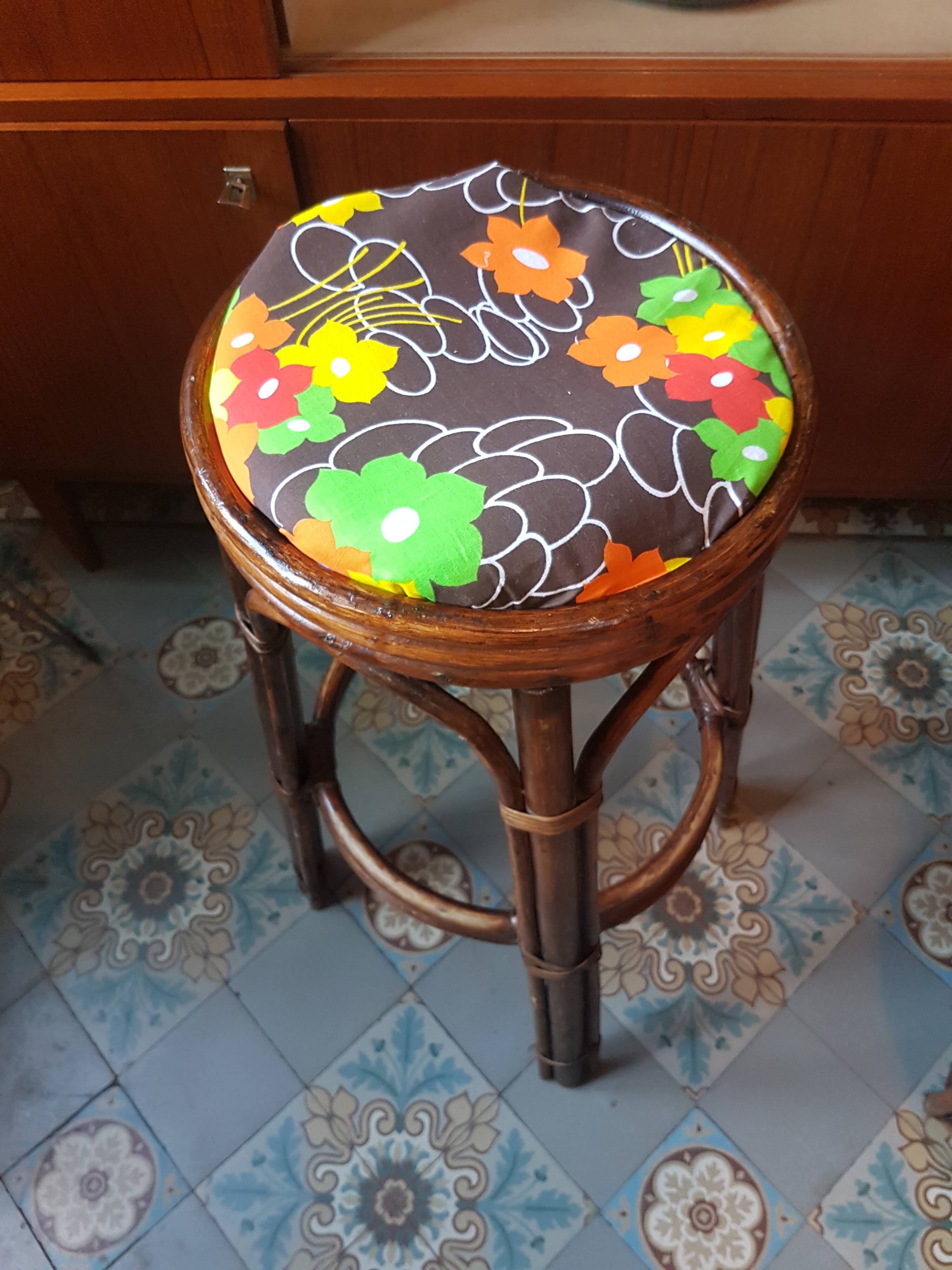 Bar rotin cannelé  et ses 2 tabourets
