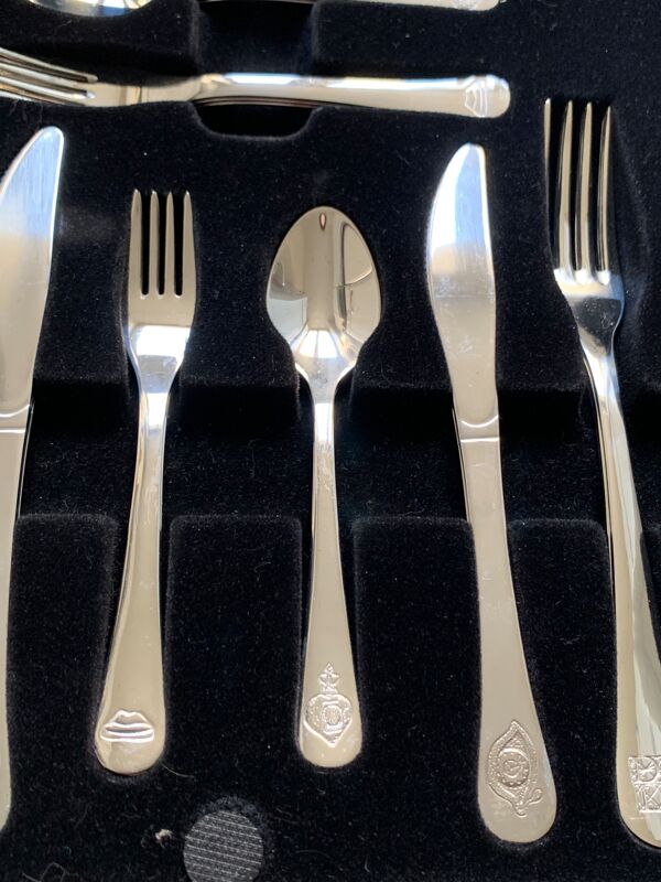 Ménagère commémorative Salvador Dali 2004 neuve 36 pièces