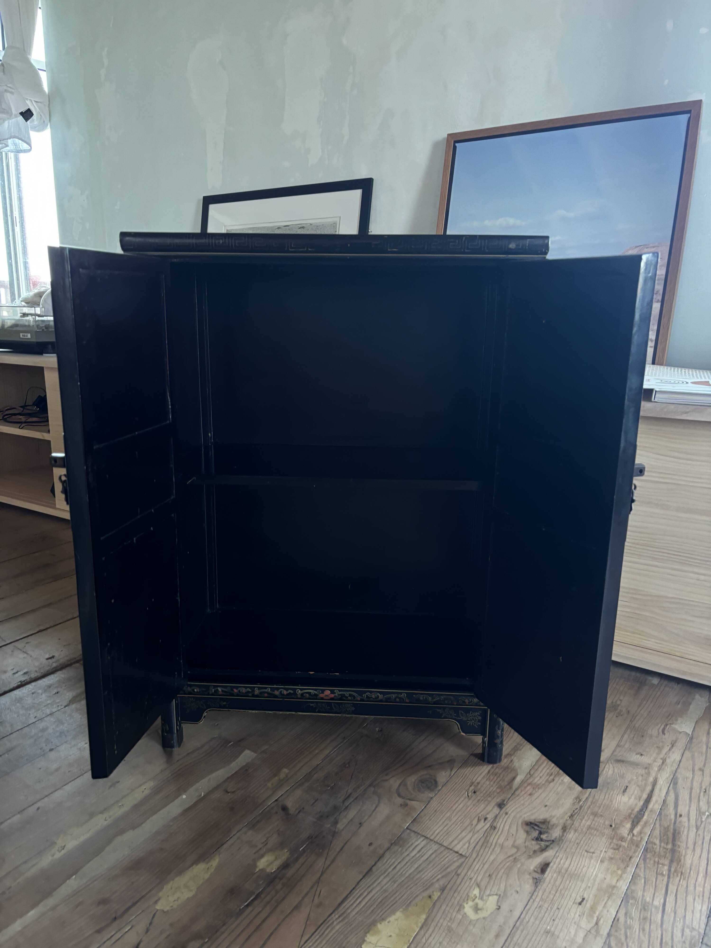 Small Chinese cabinet in black lacquer.