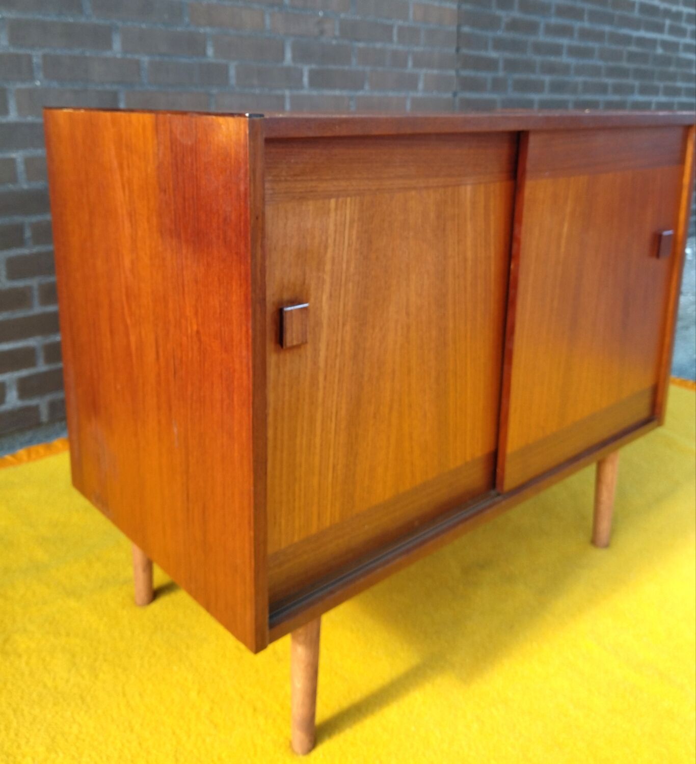 Teak row, sliding doors