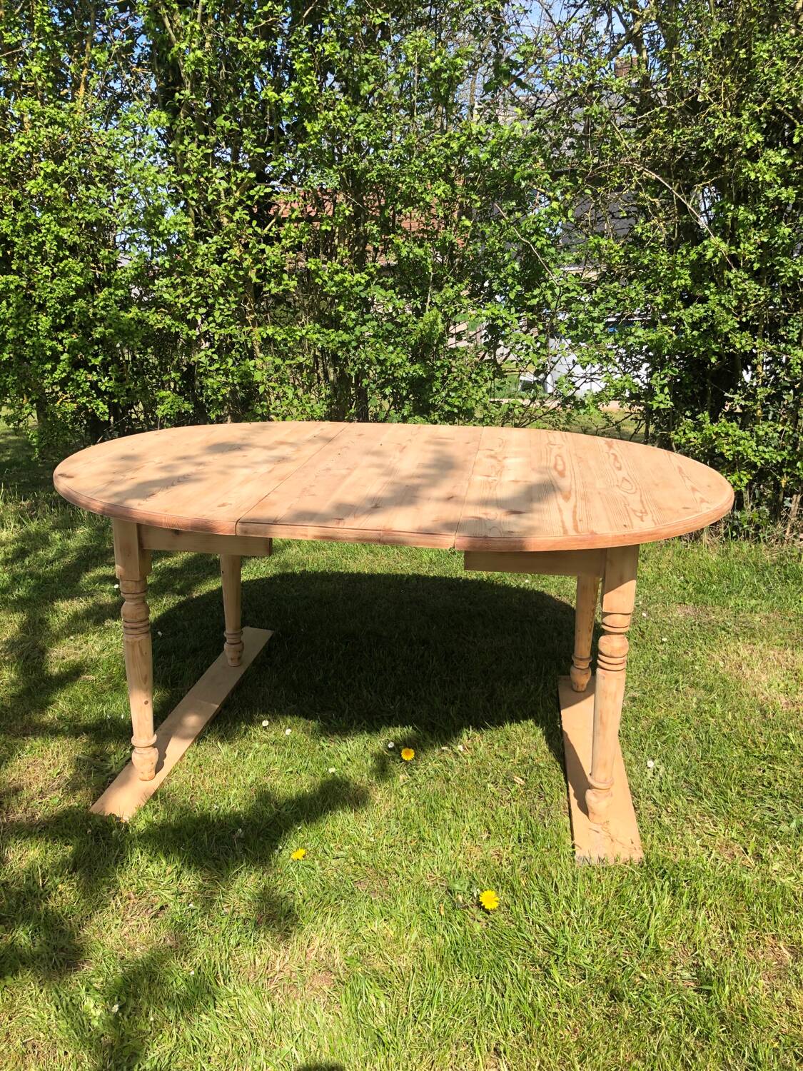 Extendable round table.