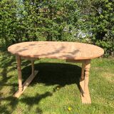 Extendable round table.