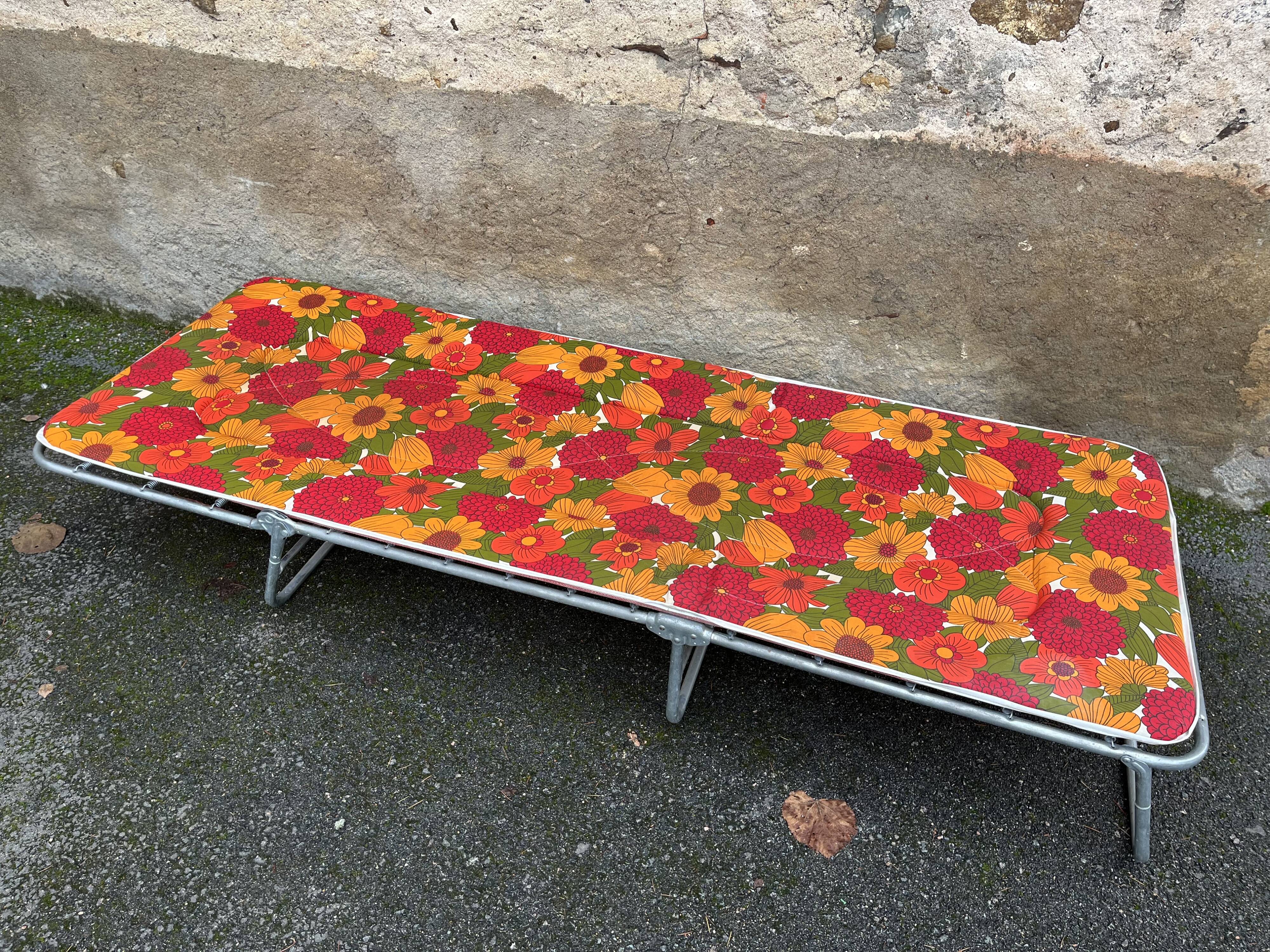 Vintage flower camp bed