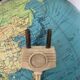 Globe vintage 1967 terrestre tripode Taride verre - 29 cm