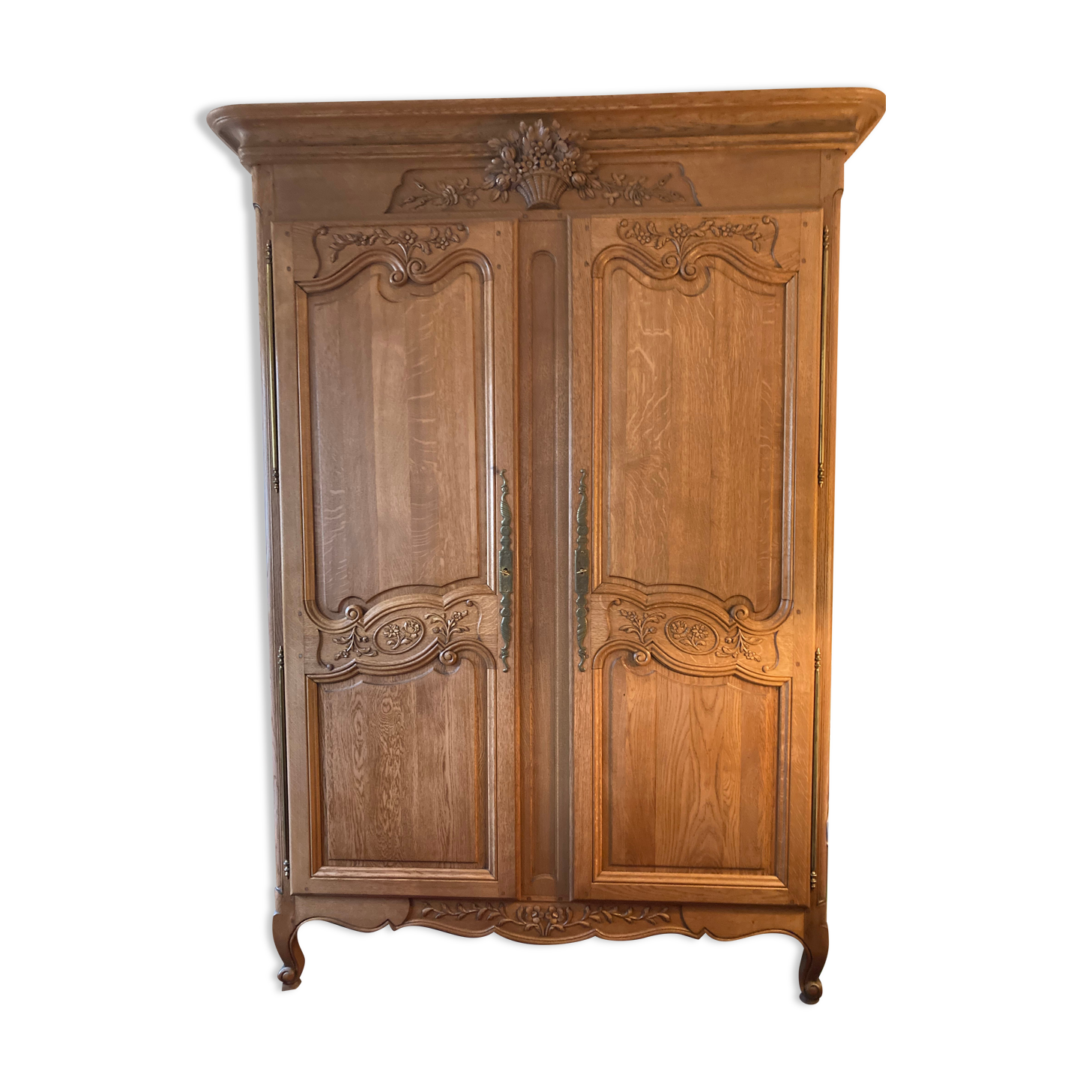 Armoire noyer moulé et sculpté  18ème siècle Bourgogne