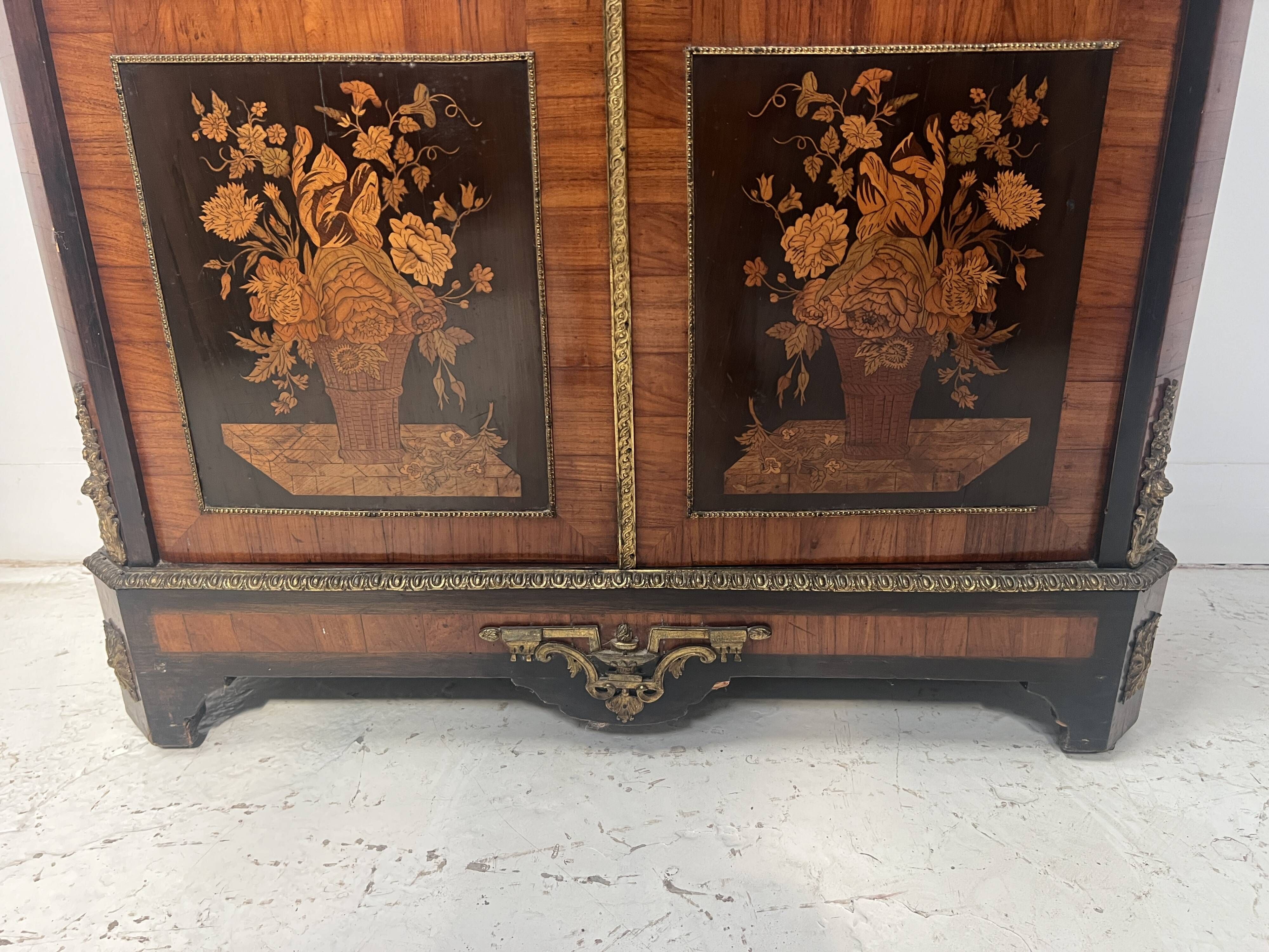 Napoleon III display cabinet in rosewood veneer and marquetry, 19th century.