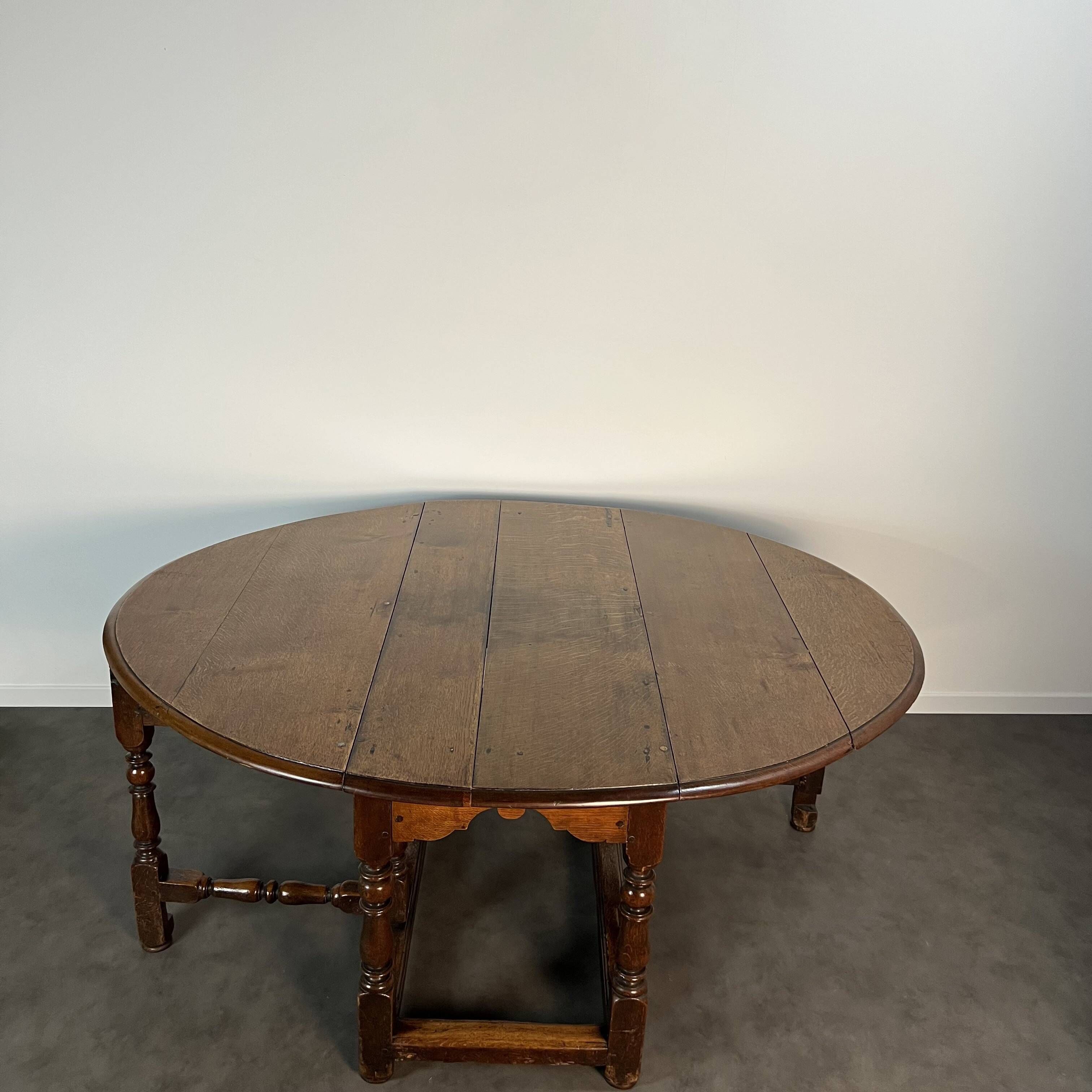 18th-century oak Gateleg drop-leaf dining table