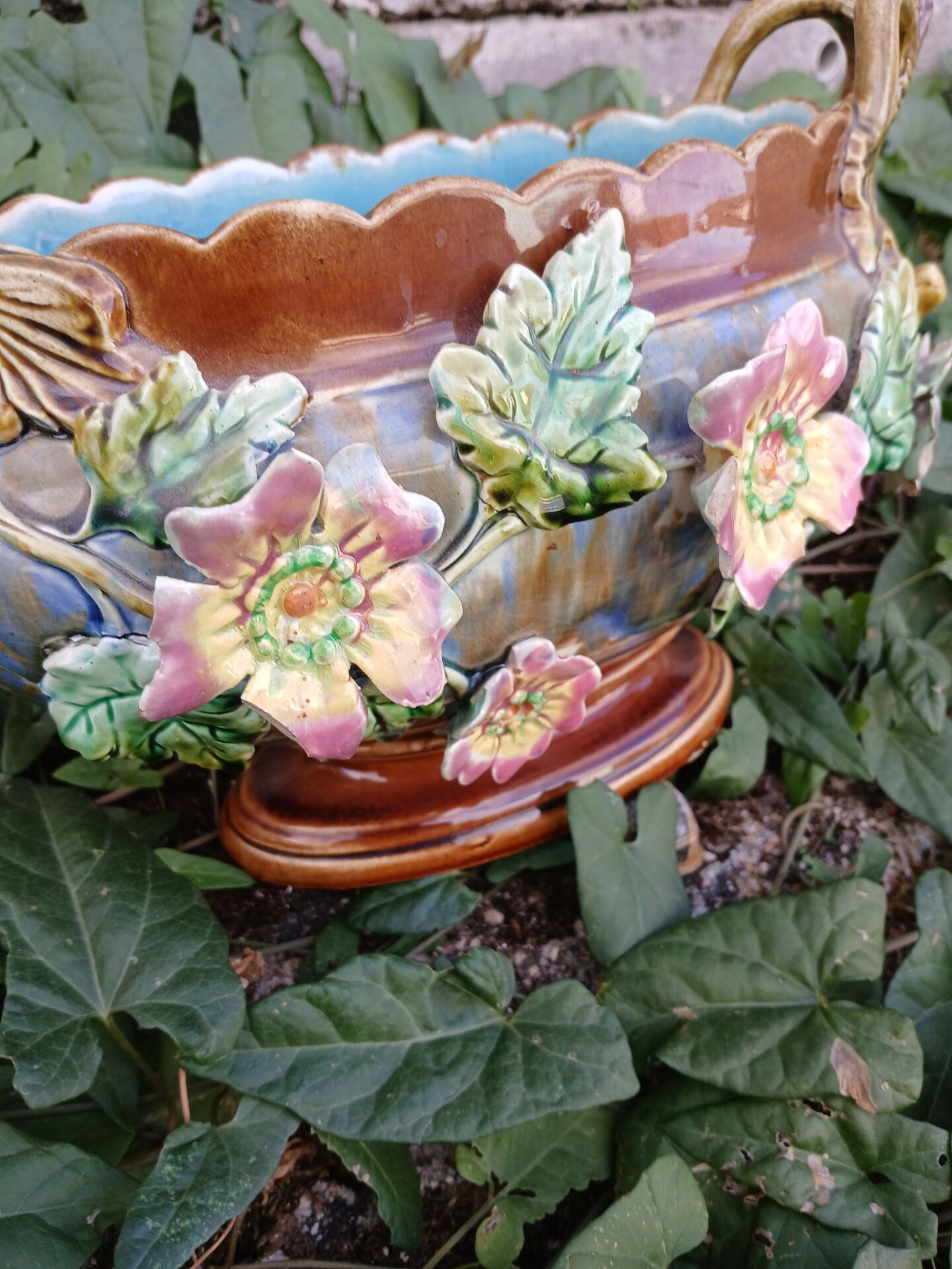 Jardinière ancienne en barbotine