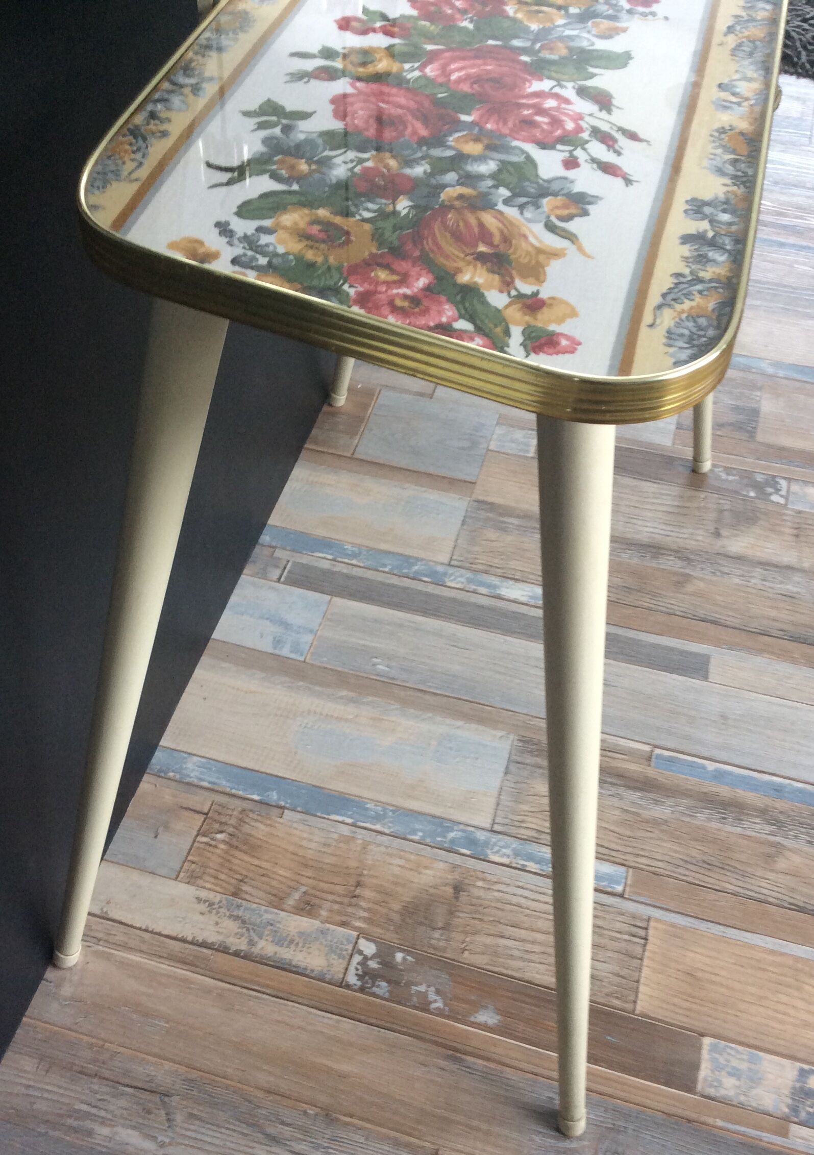 Hairdresser of the 50s and 60s with triptych mirror