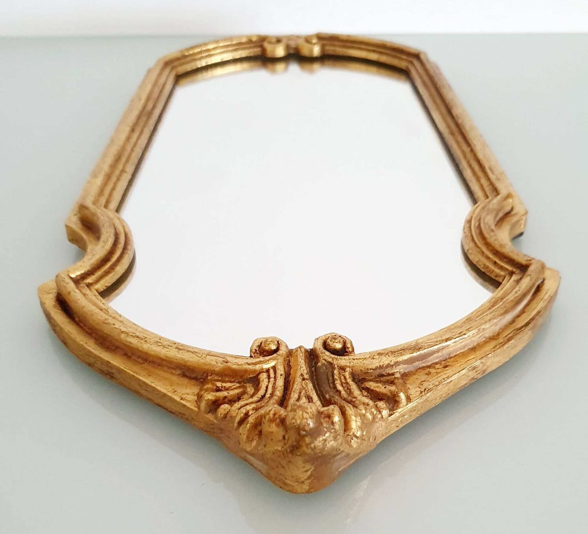 Miroir en bois doré à la feuille d'or