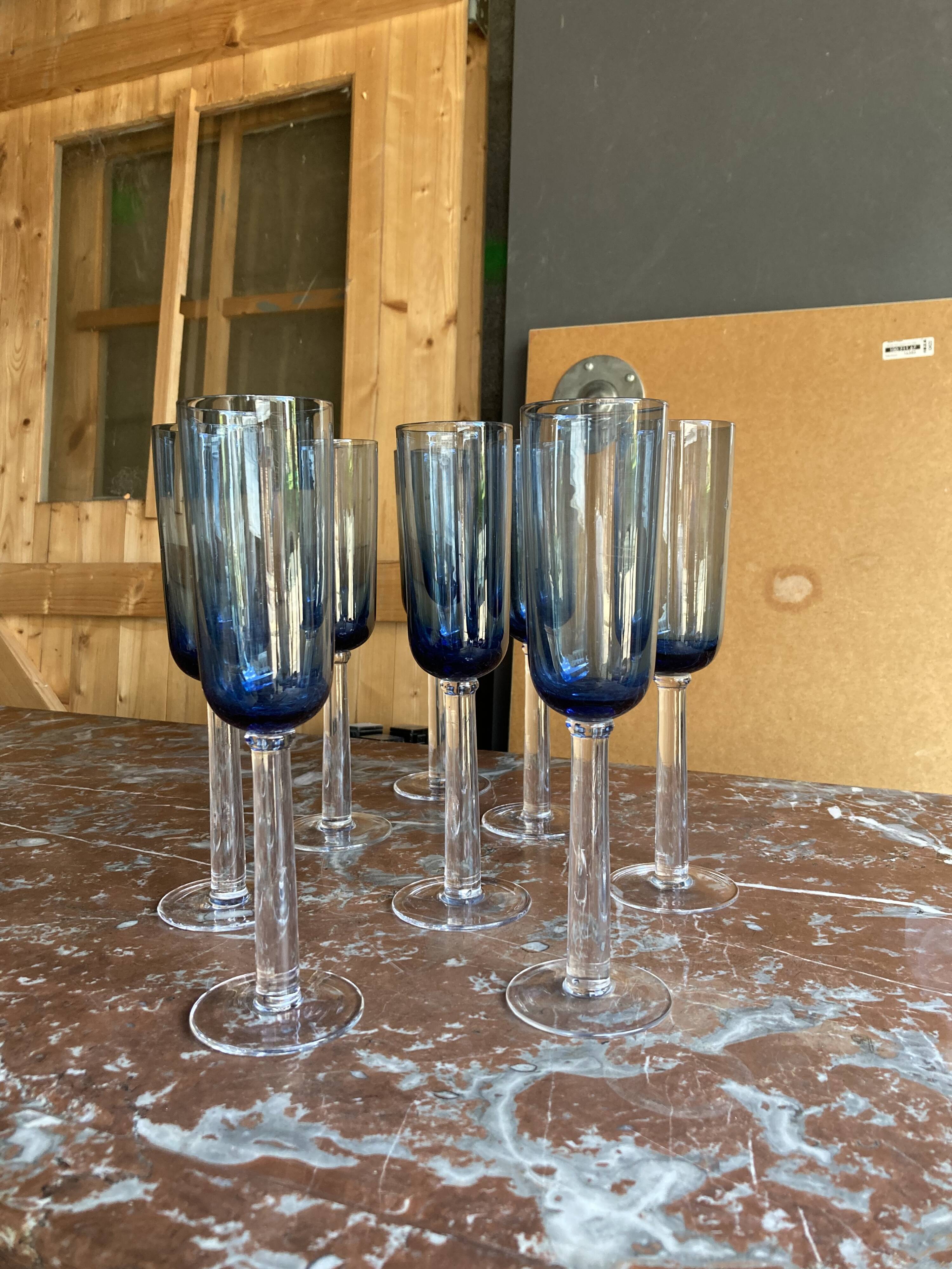 Set of 8 stemmed glasses