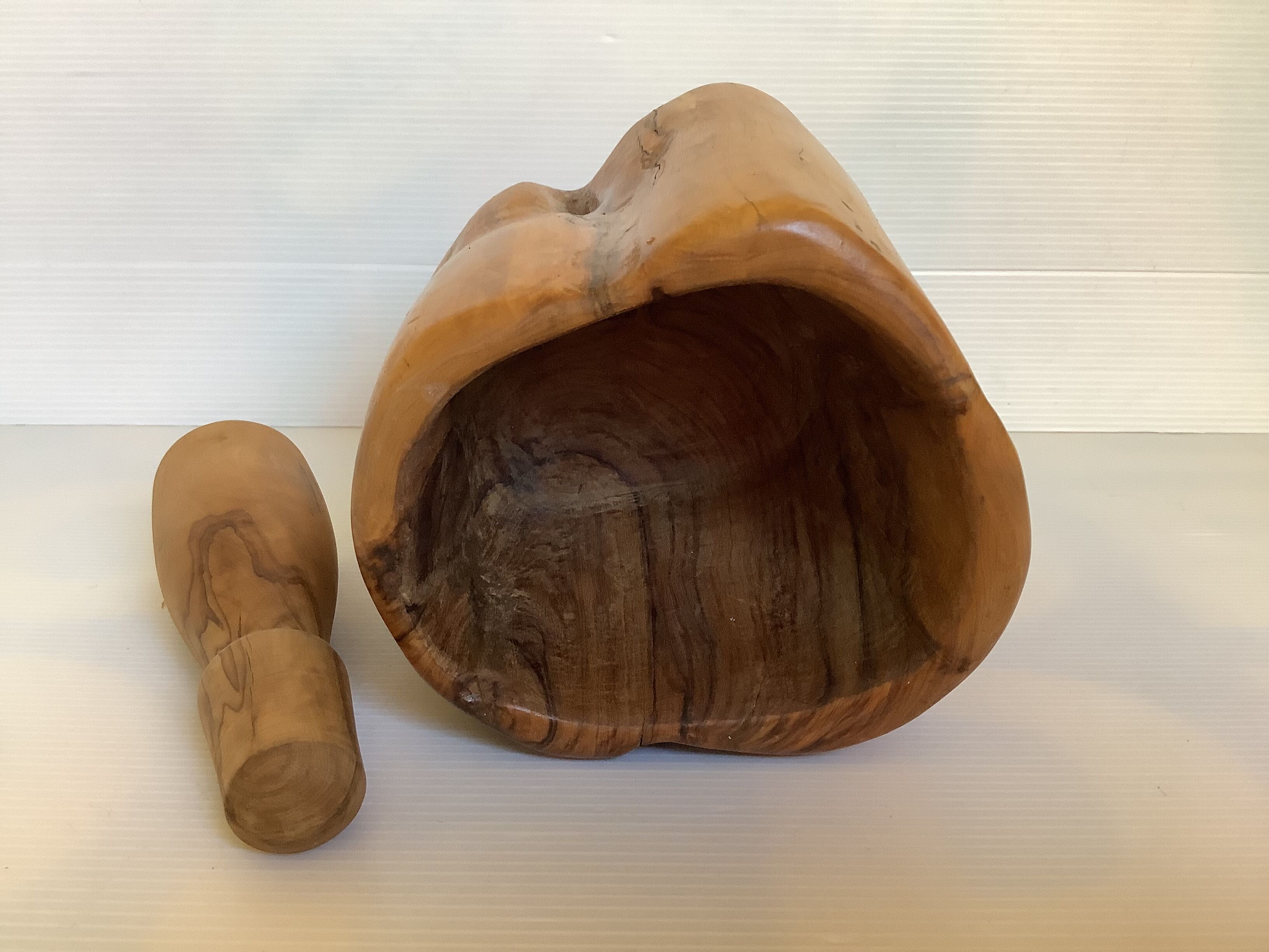 Solid wood mortar and its pestle