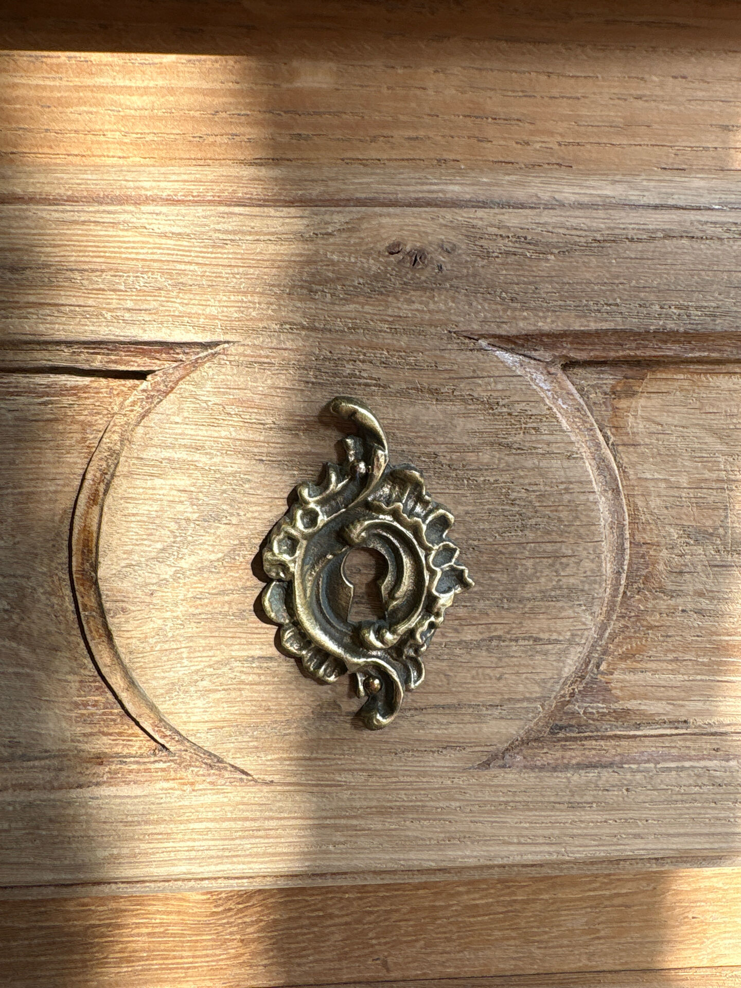 Raw oak chest of drawers in Louis XV style – 3 drawers