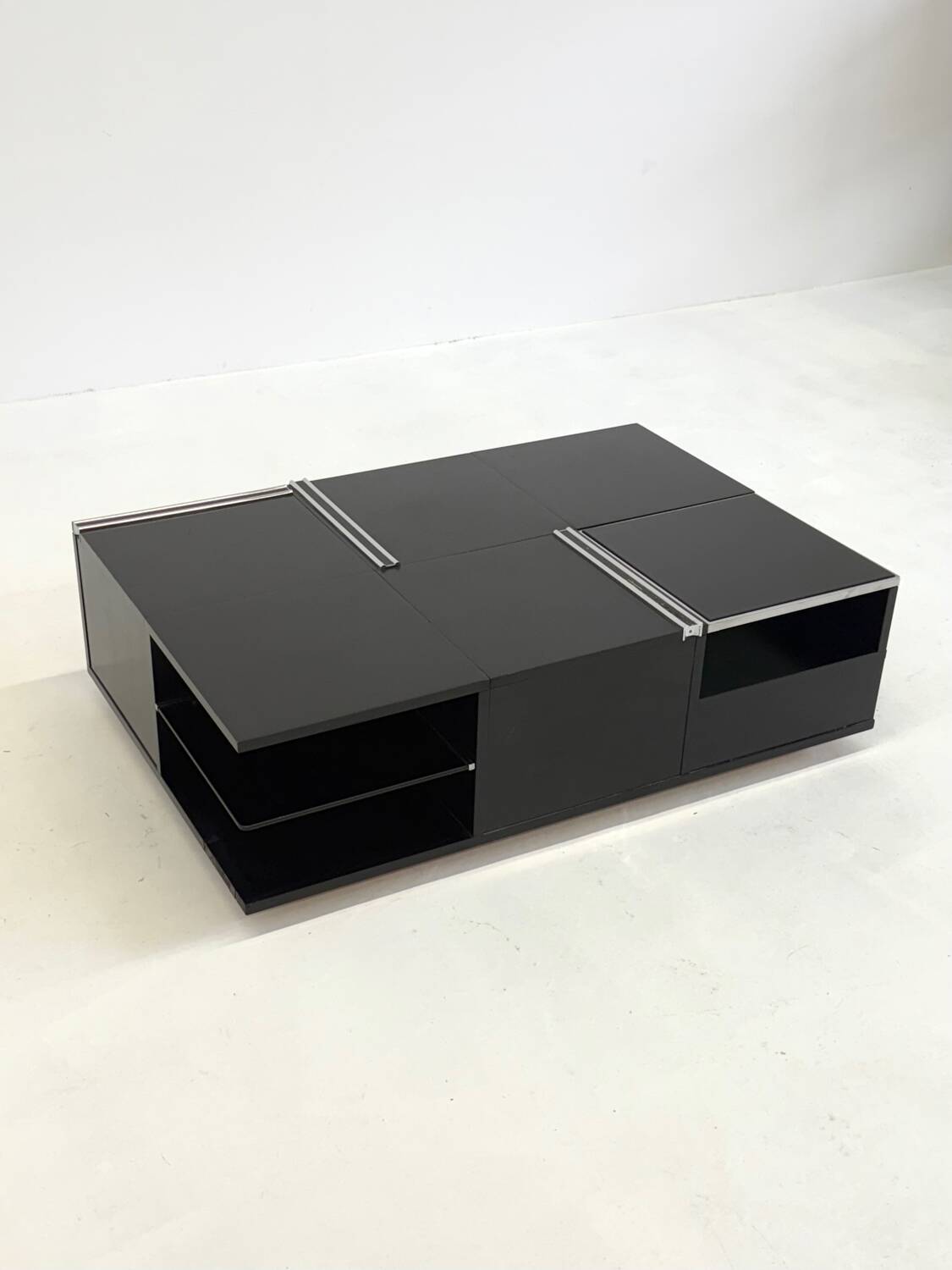 Table basse vintage en bois noir de Fiarm avec détails chromés