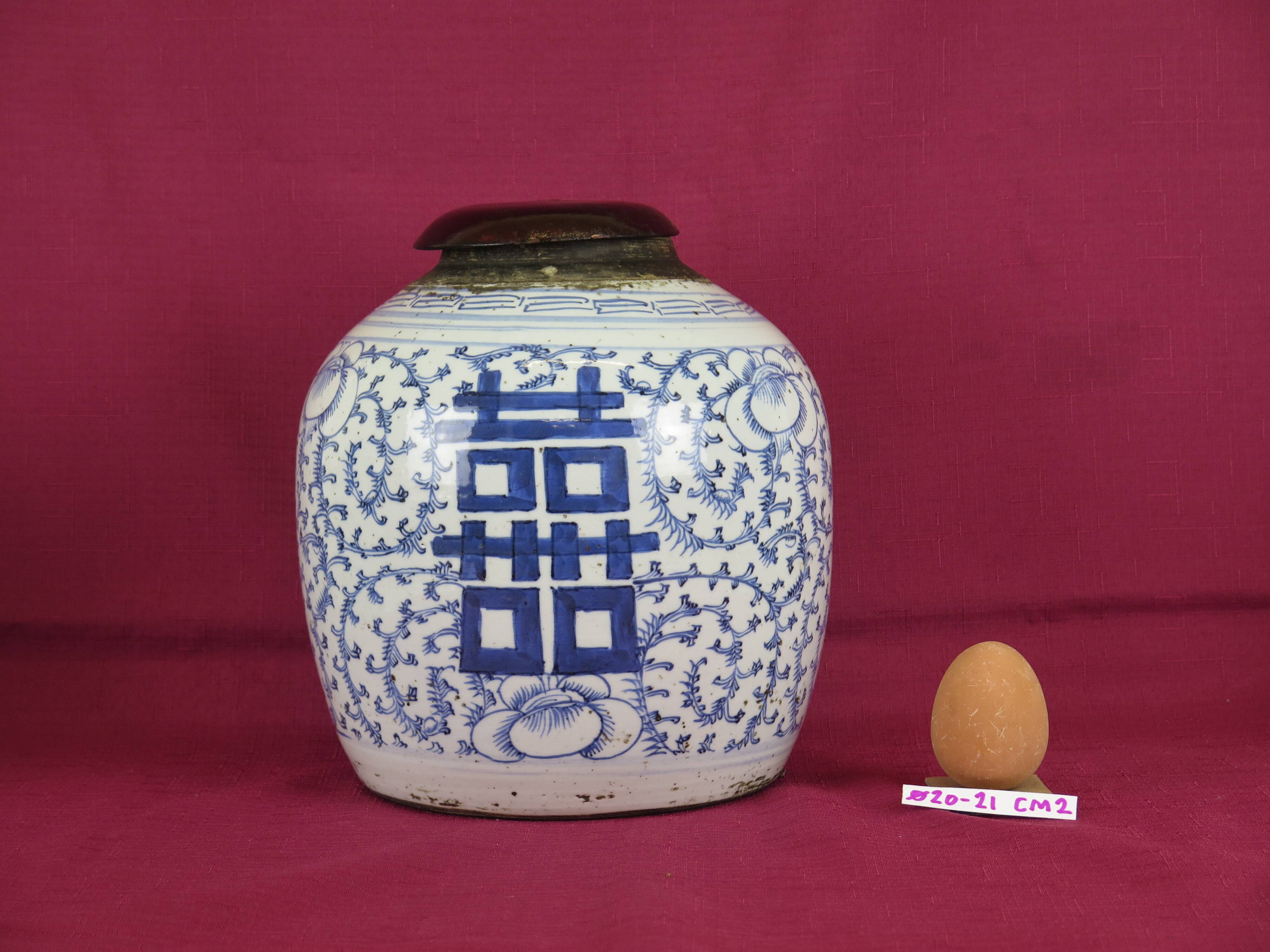 Vintage ceramic vase from China hand painted white blue wooden lid CM2
