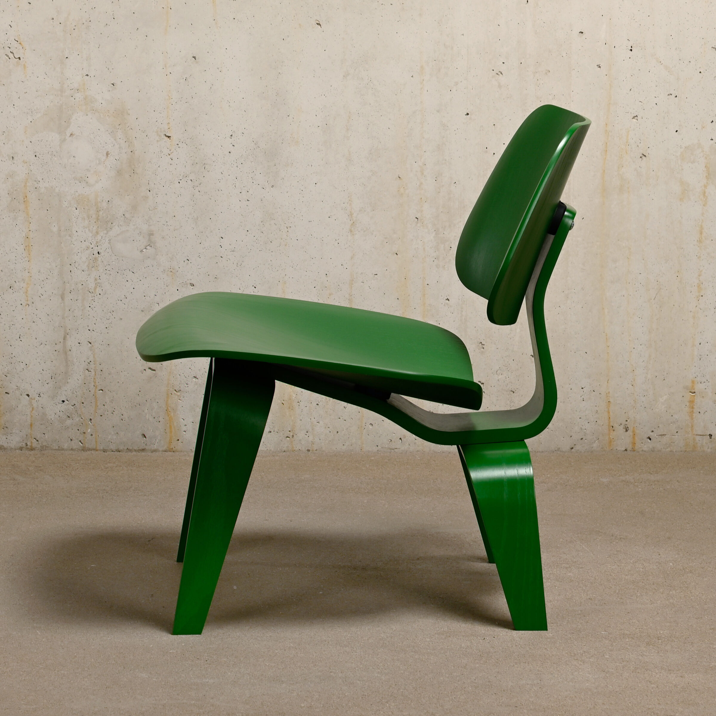 Chauffeuse Charles & Ray Eames LCW HAY collection pour Herman Miller