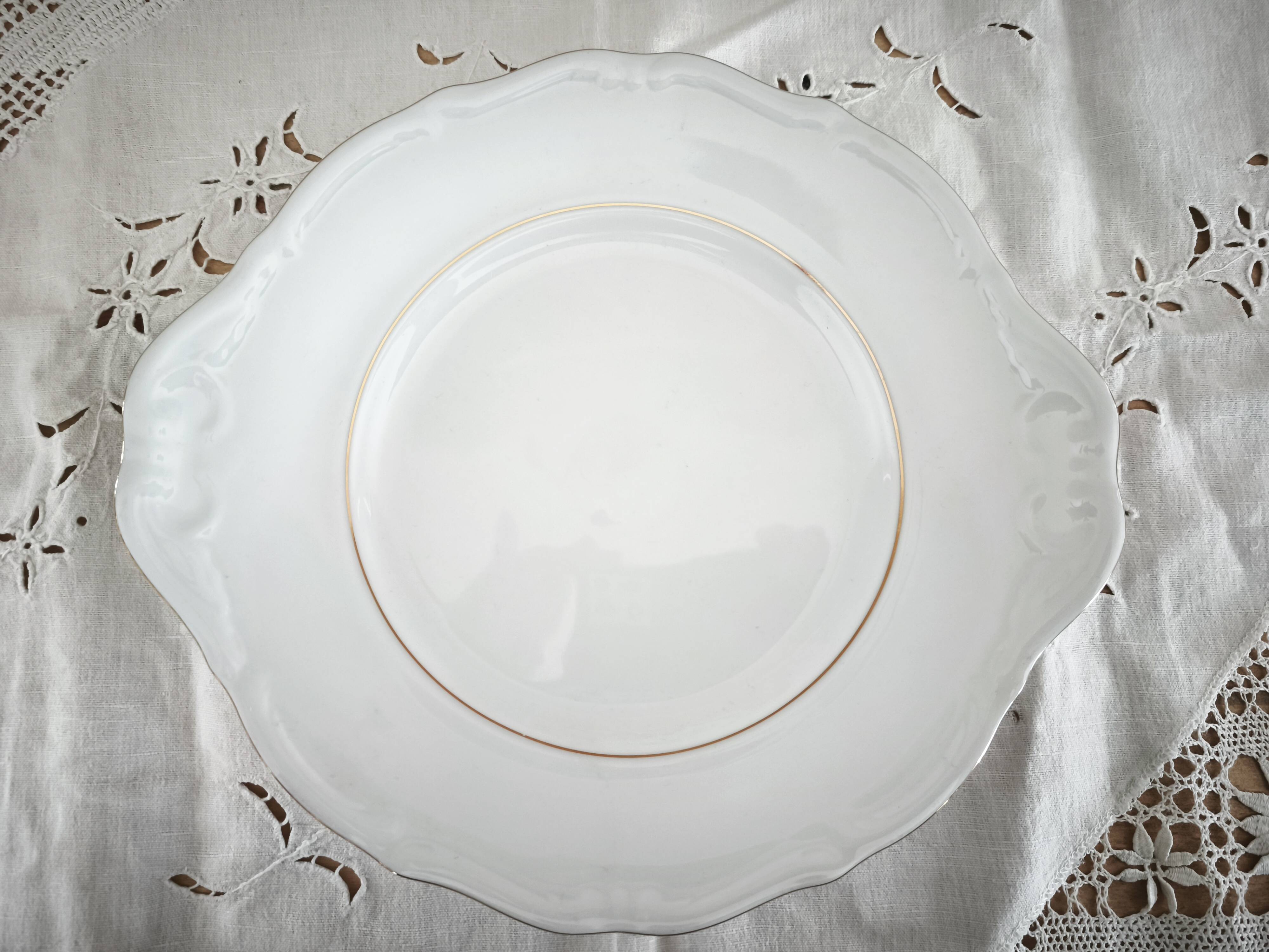 Porcelain mignardise dish with ear handles, double gold line manufacture.