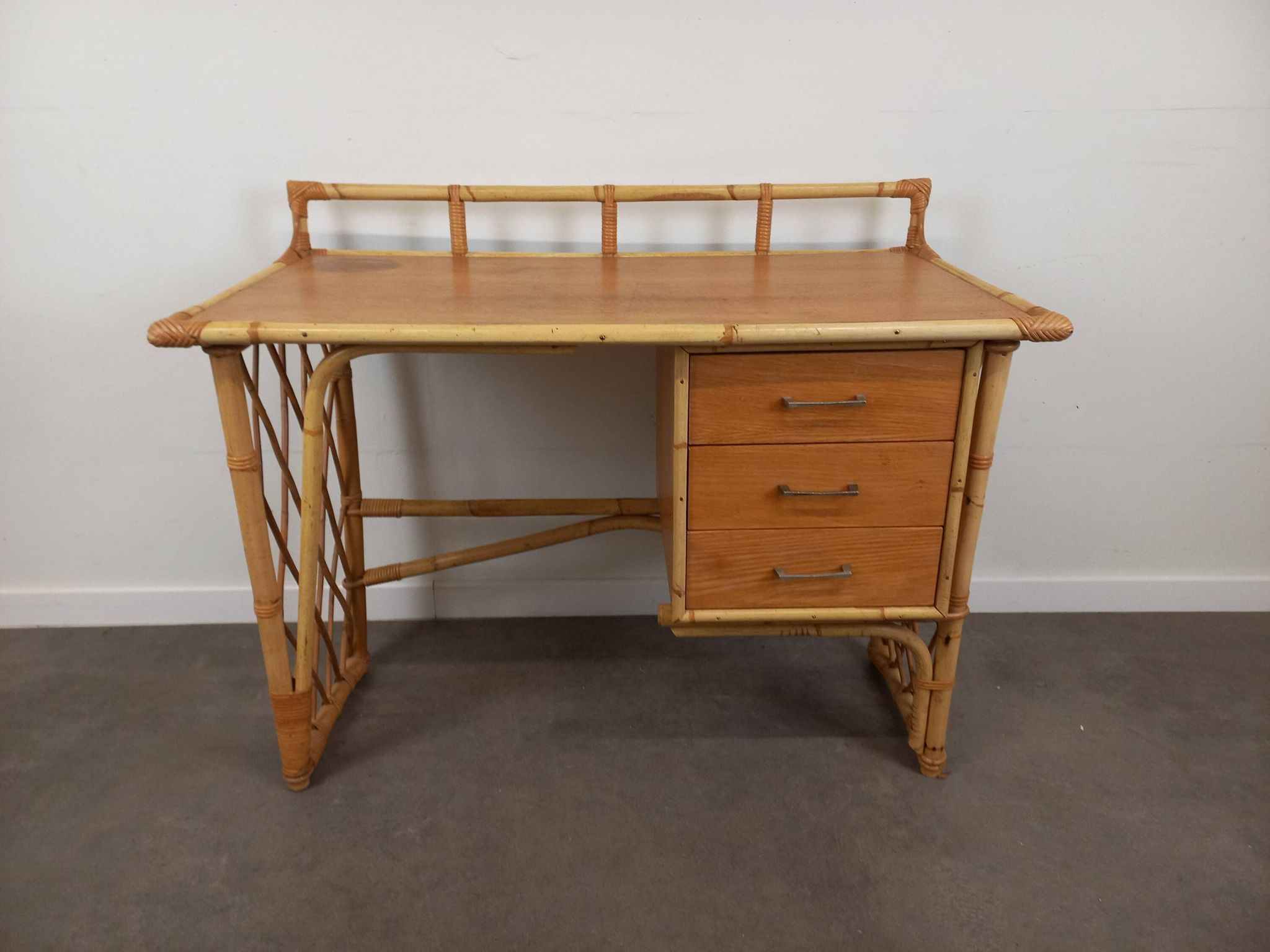 Bureau et sa chaise en rotin
