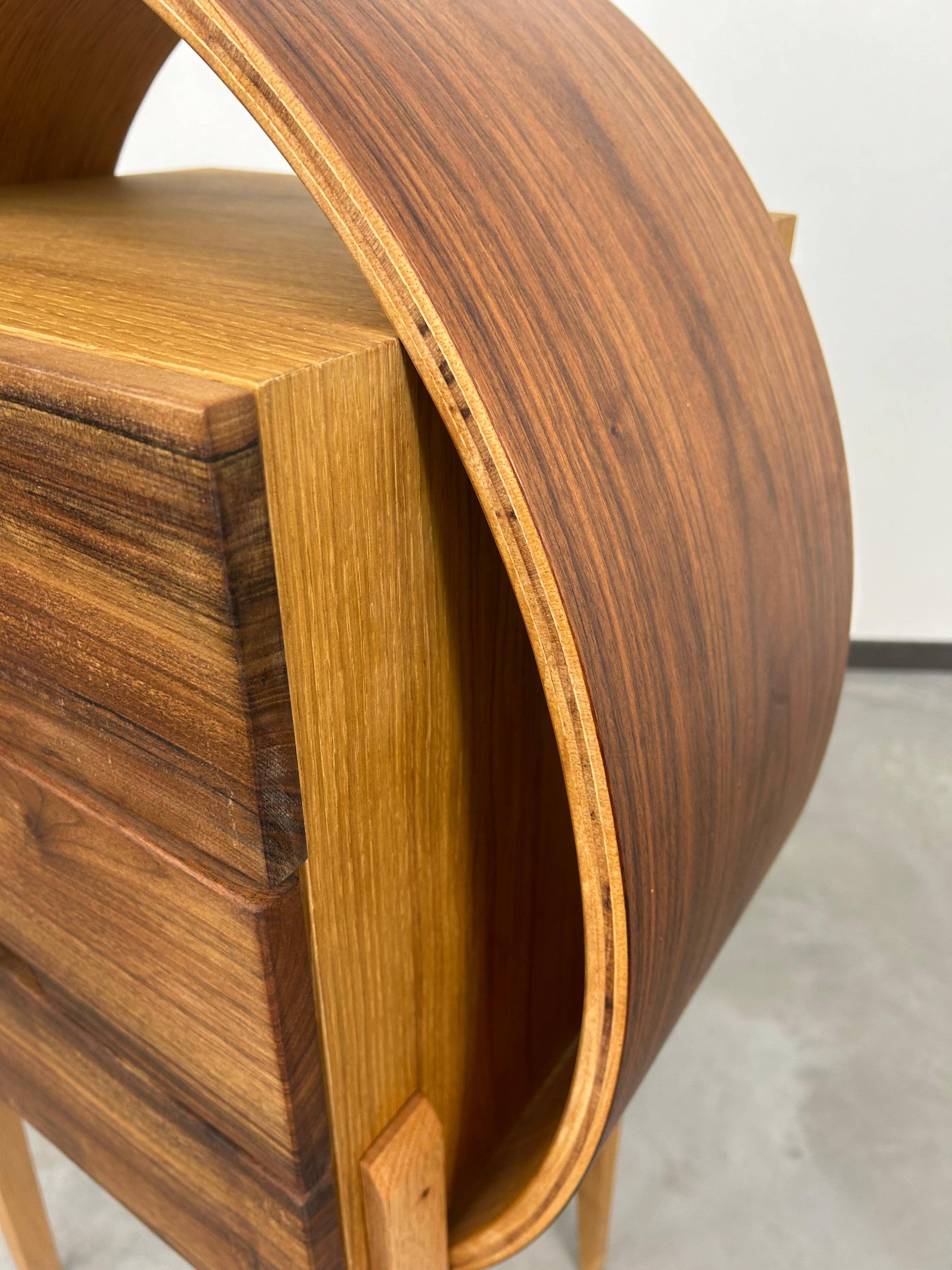 Commode ovale en bois cintré par Kreatippcci Studio