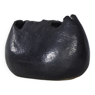 Sculptural vase by Keiko Yoshida from 1971 in black ceramic