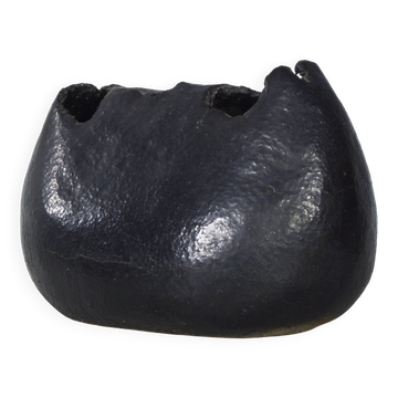 Sculptural vase by Keiko Yoshida from 1971 in black ceramic