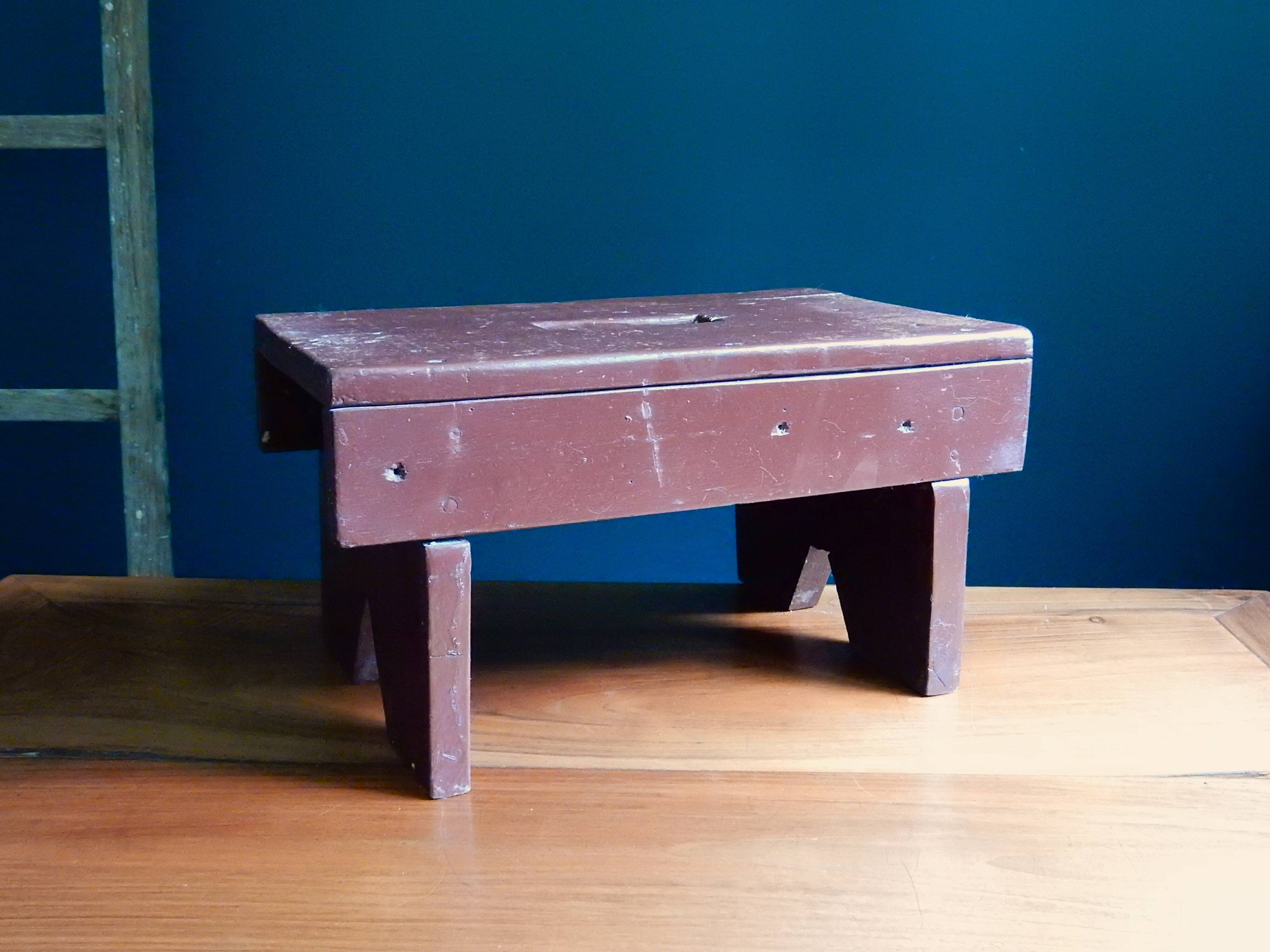 Tabouret de ferme en bois peint patiné