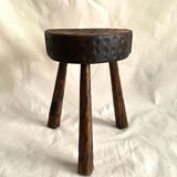 Tabouret tipode brutaliste en bois sculpté