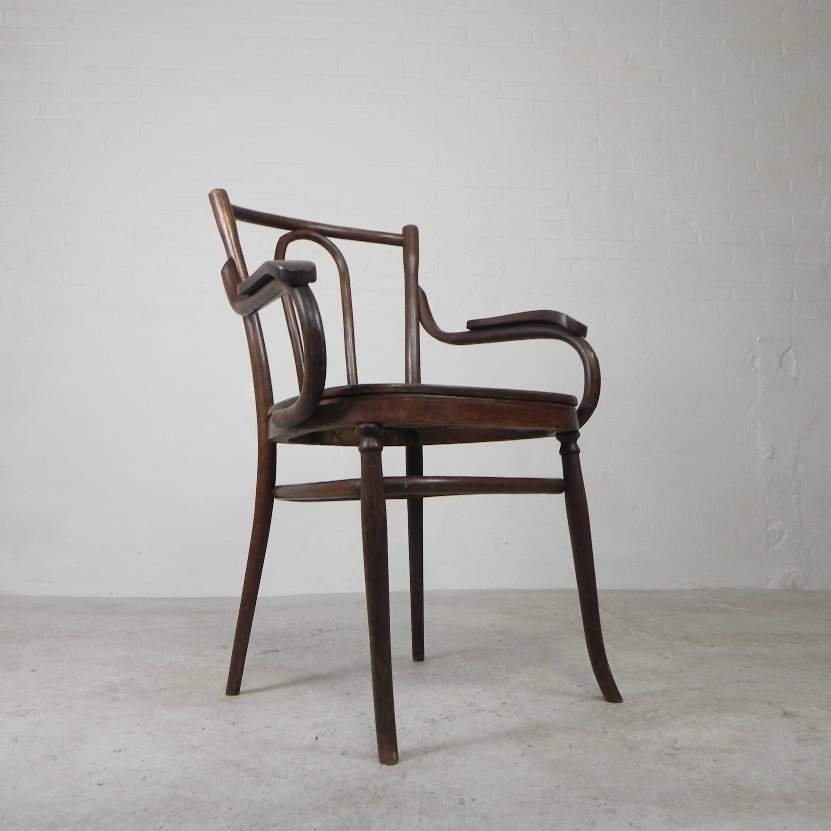 Fauteuil en hêtre avec accoudoirs dans le style Thonet, années 1920
