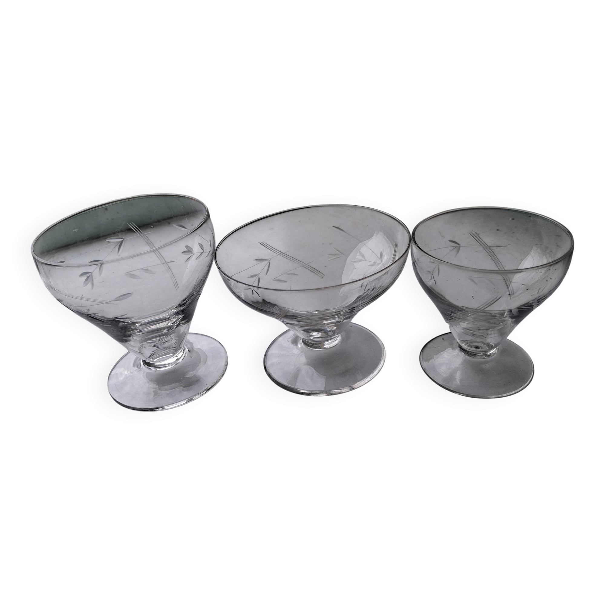 Set of engraved vintage glass.