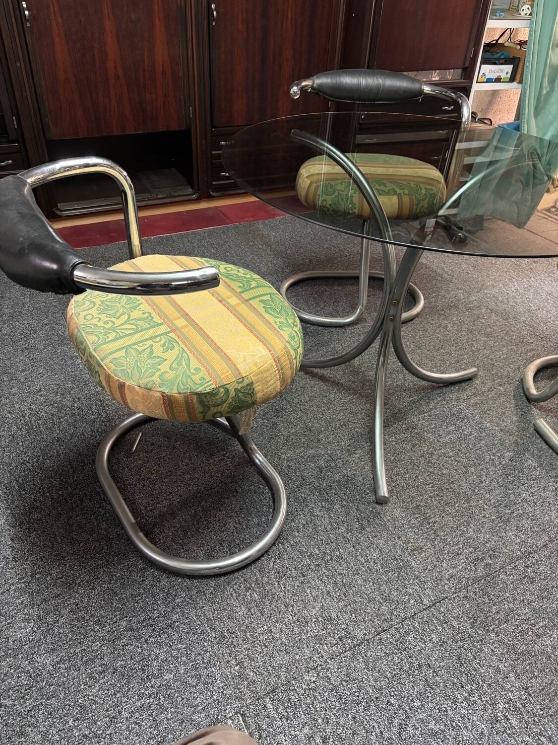 Table ronde en verre avec 3 chaises vintages