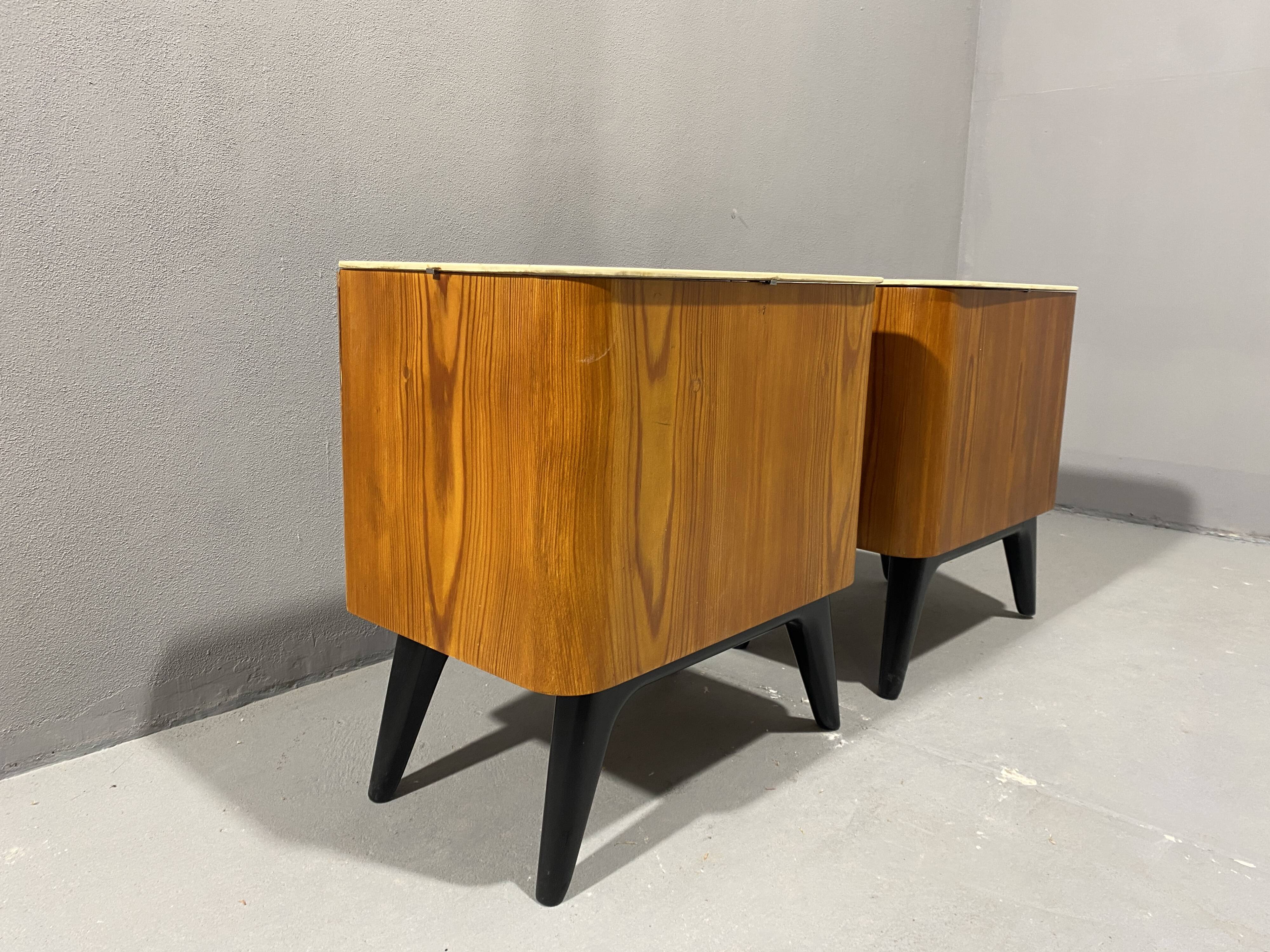 Tables de nuit entièrement restaurées par Jindřich Halabala pour ÚP Závody, années 1950, Tchécoslovaquie