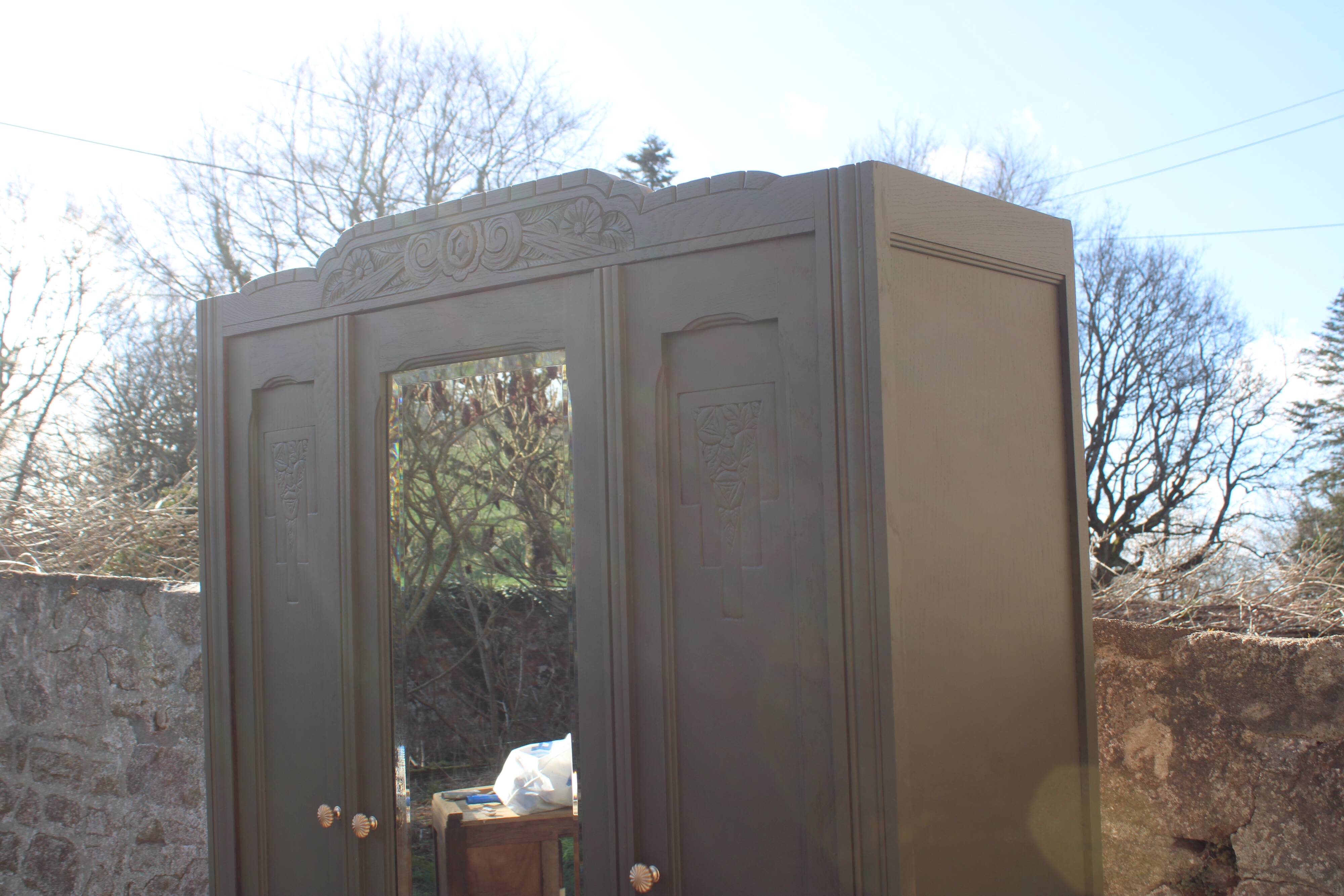 Art Deco wardrobe with three doors – Kaki Barda (Liberon)