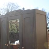 Art Deco wardrobe with three doors – Kaki Barda (Liberon)