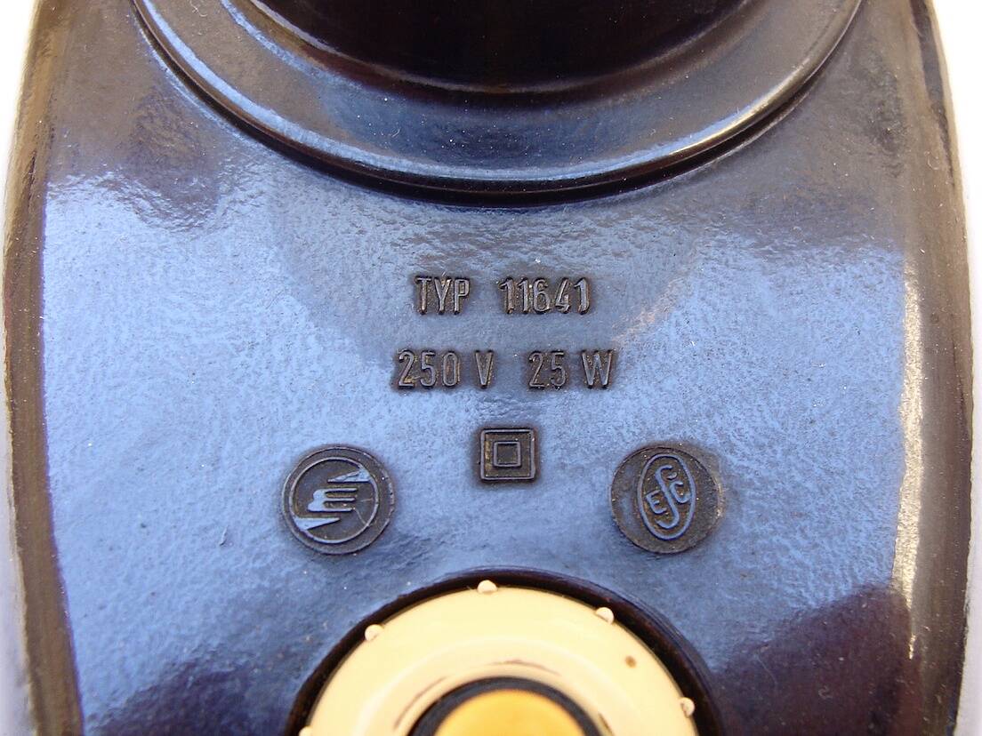 1930 wall lamp in Art Deco bakelite