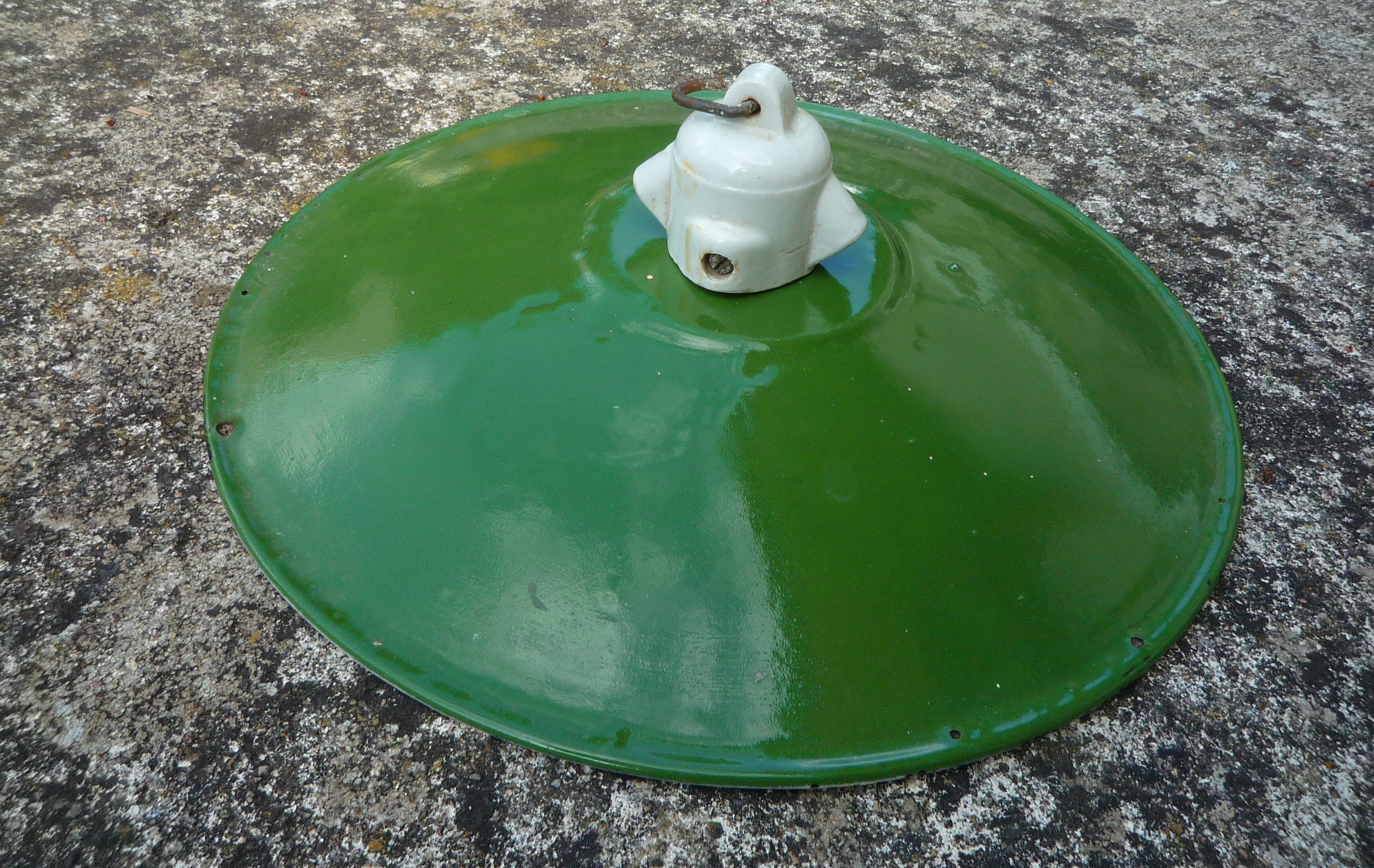 Old pendant lamp lamp in green enamelled sheet metal and porcelain socket