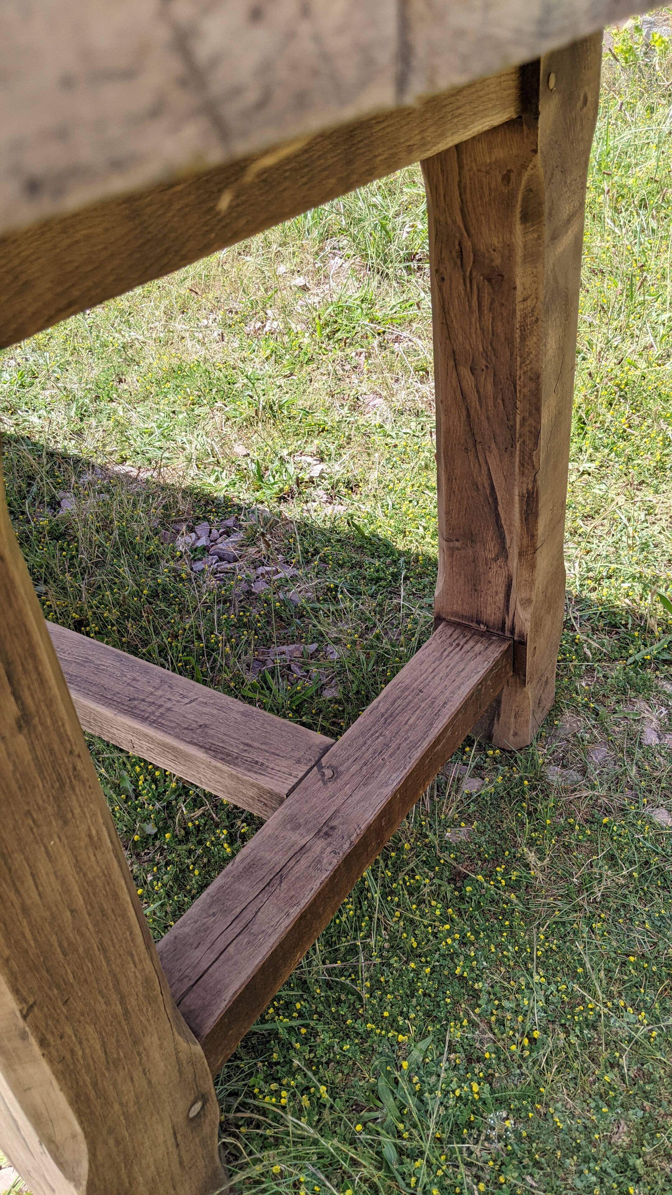 Old table in solid chene