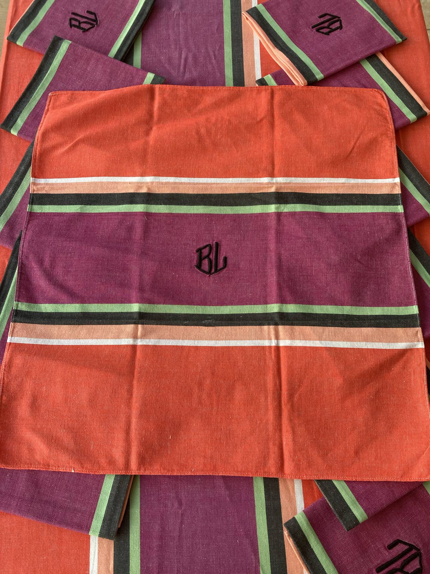 Nappes et serviettes à rayures colorées