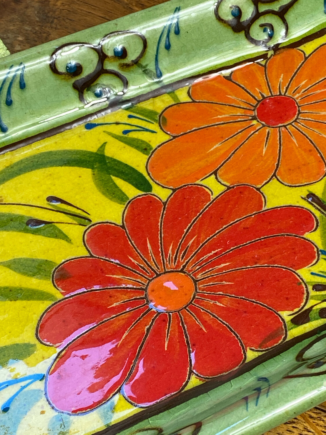 Plat fleuri en céramique