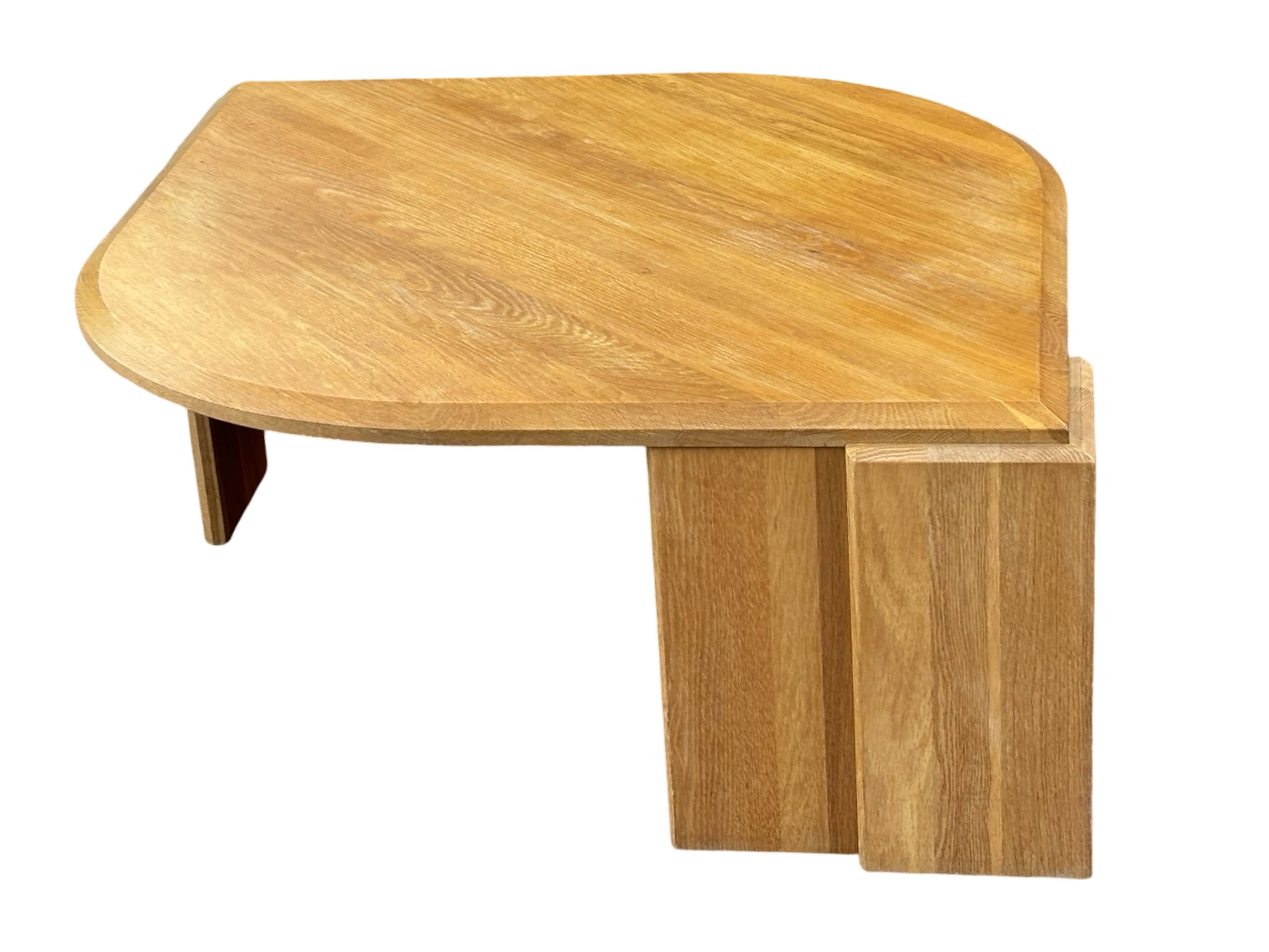 Table basse vintage en forme de larme wabi sabi brutaliste en chêne massif