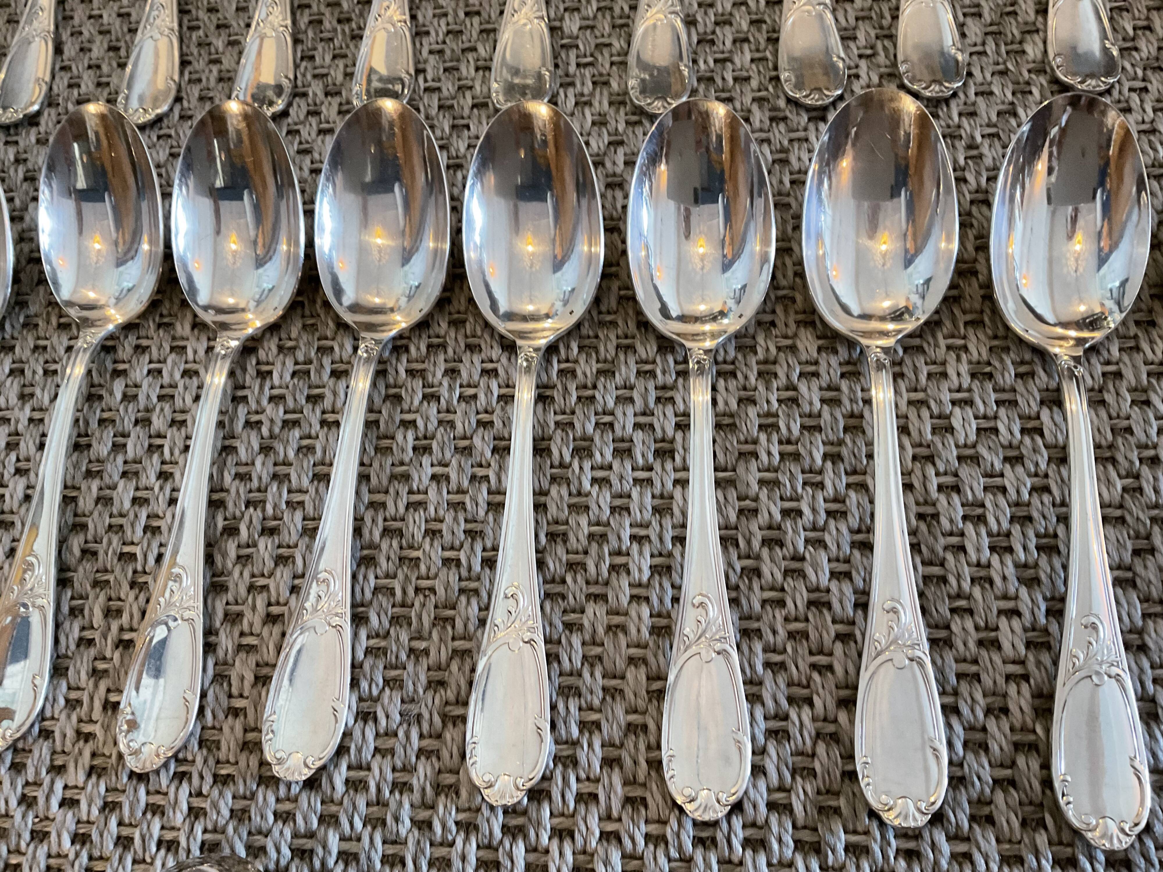 Cutlery set box on 2 levels.62 pieces.silver metal. N°4