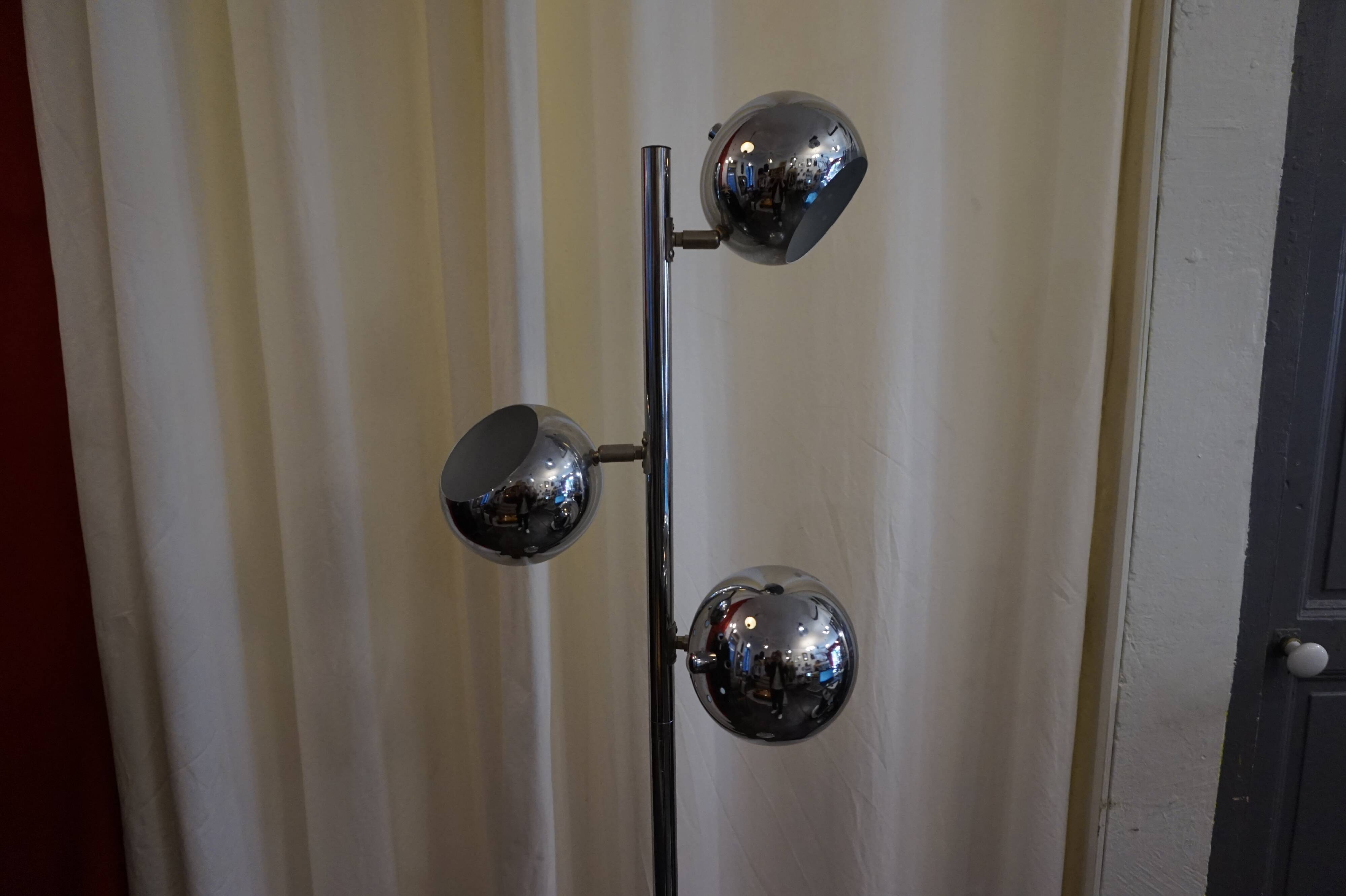 Three-ball chrome lamppost
