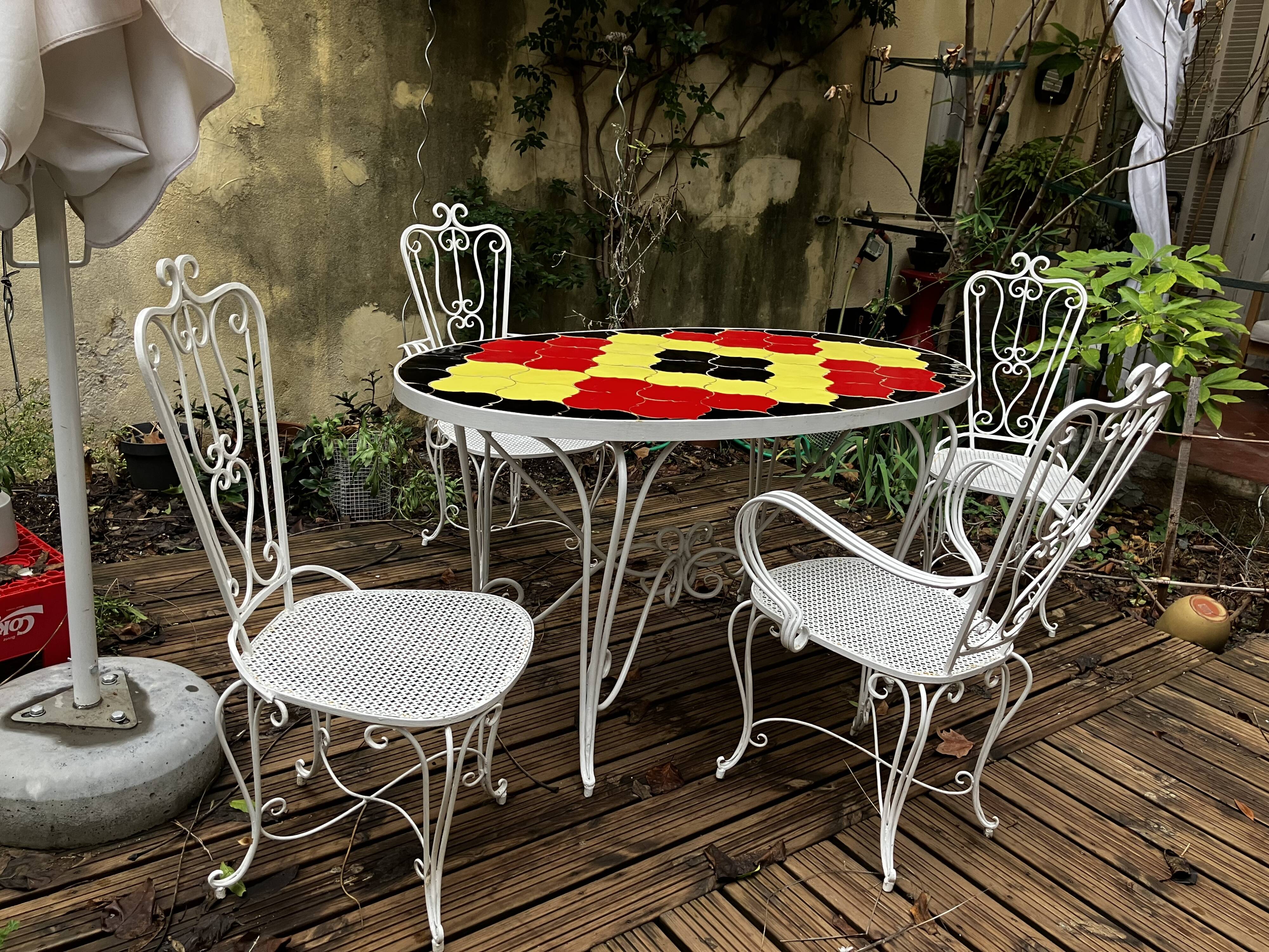 Tables et chaises jardin fer forgé blanc et mosaïque