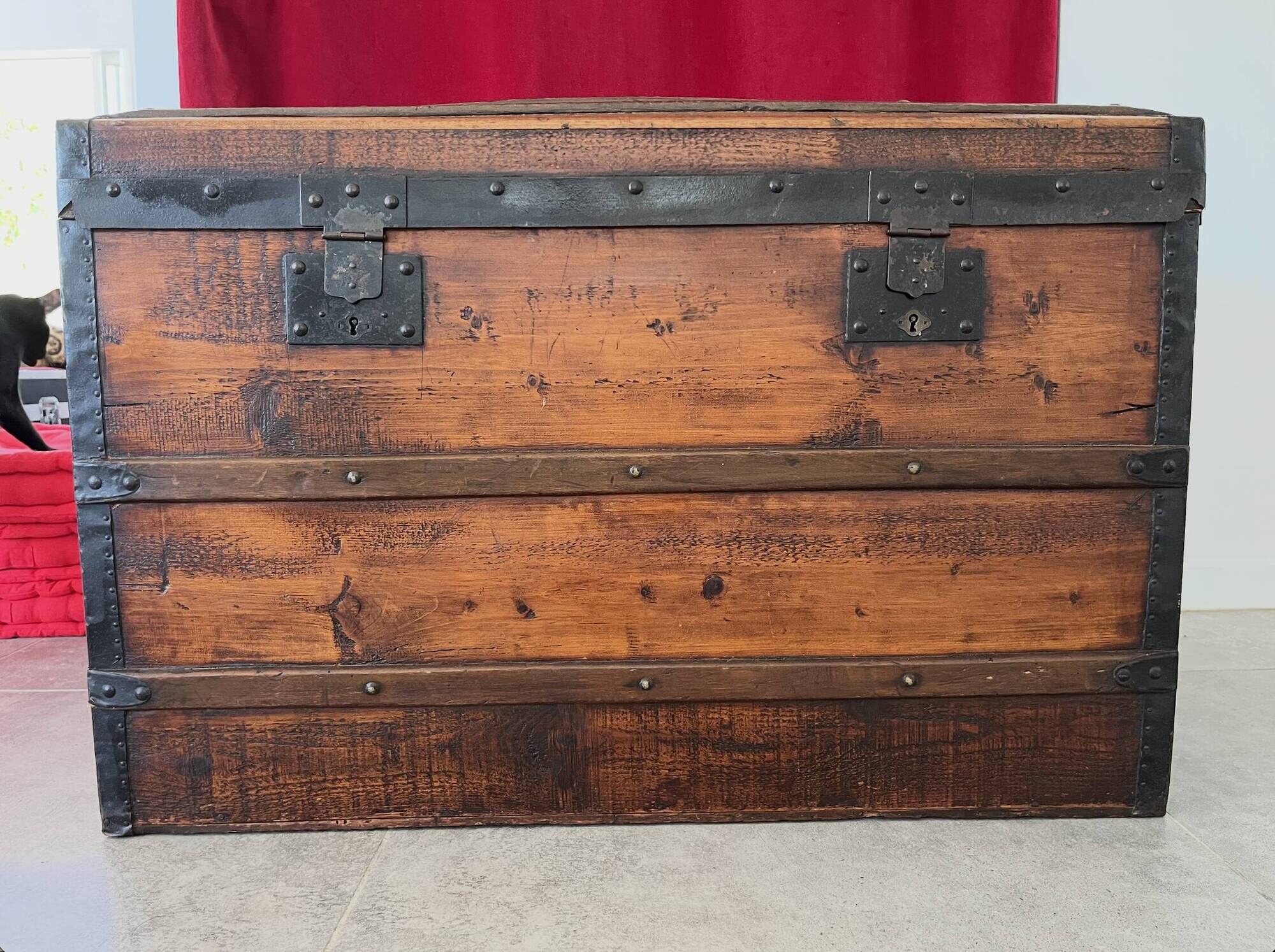 Curved wooden transport trunk from the late 19th to early 20th century.